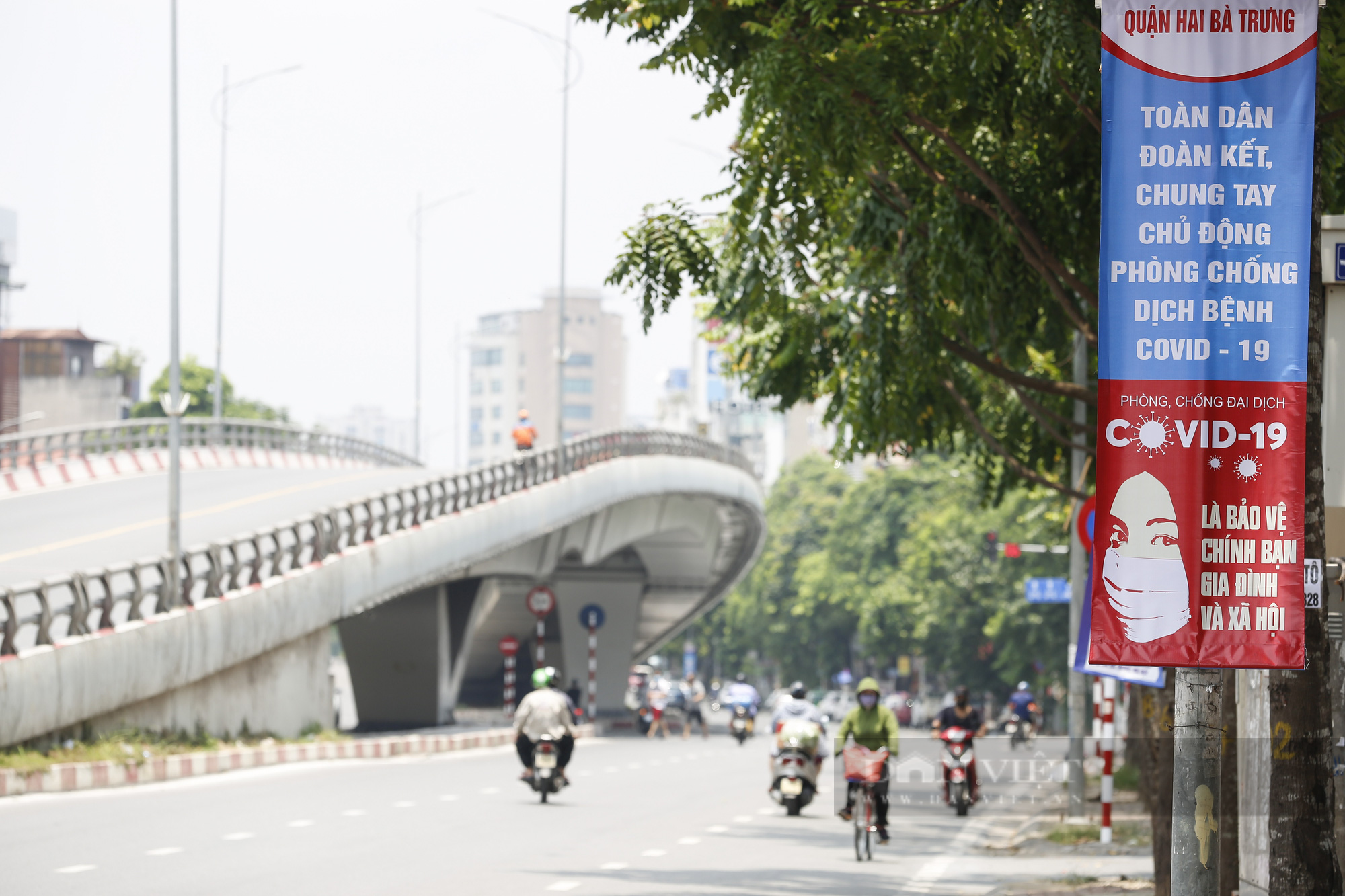 Đường phố Hà Nội xuất hiện những thông điệp tiếp thêm sức mạnh trong công tác phòng, chống Covid-19  - Ảnh 6.