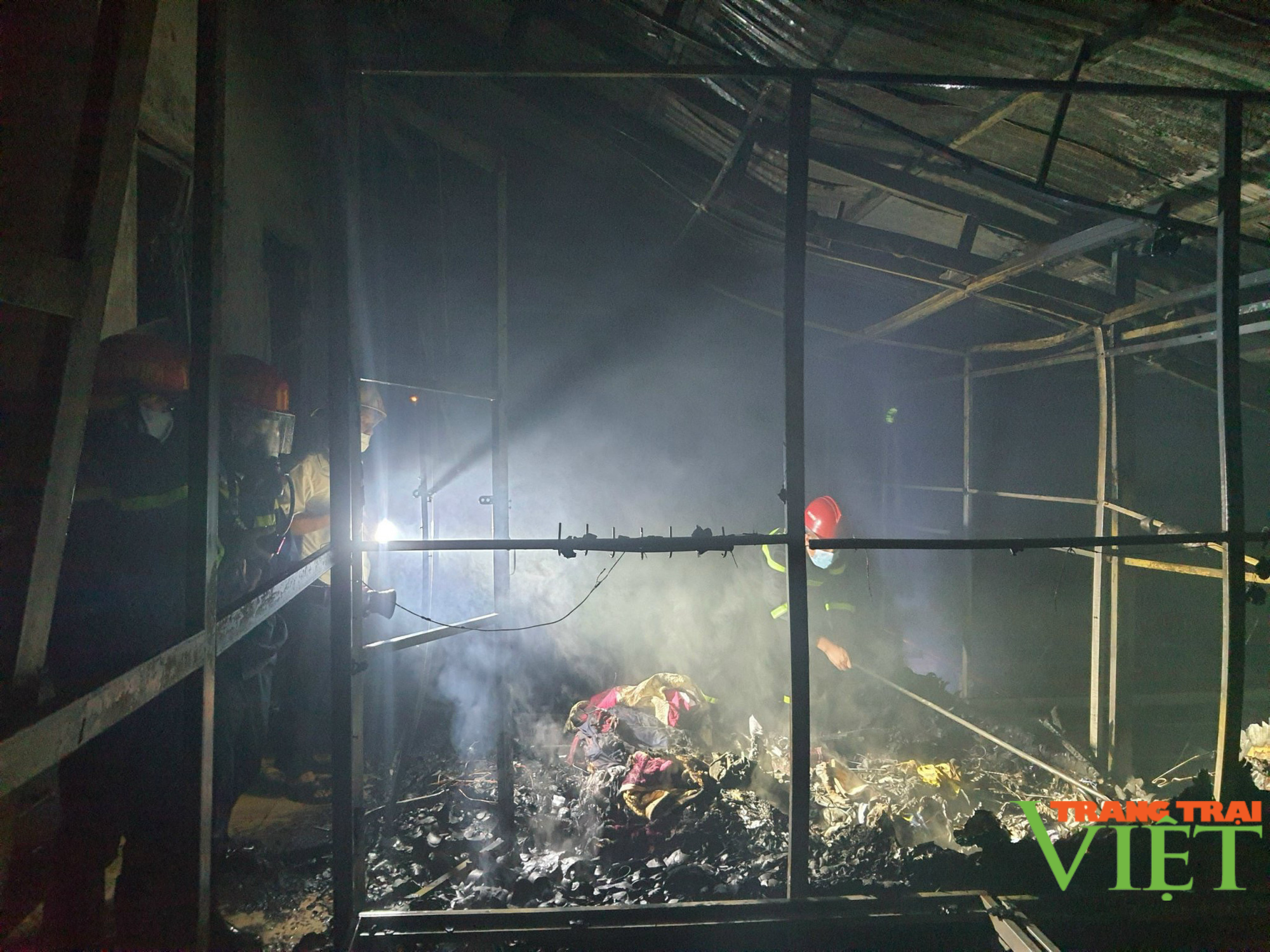 Lai Châu: Huy động 42 cán bộ chiến sỹ cảnh sát PCCC dập tắt đám cháy tại nhà hàng Gà Tây Bắc - Ảnh 1.