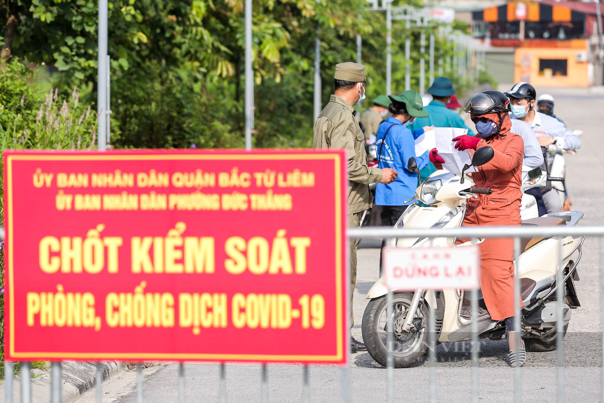 Hà Nội hỏa tốc ra văn bản mới yêu cầu siết chặt việc cấp, sử dụng giấy đi đường - Ảnh 1.