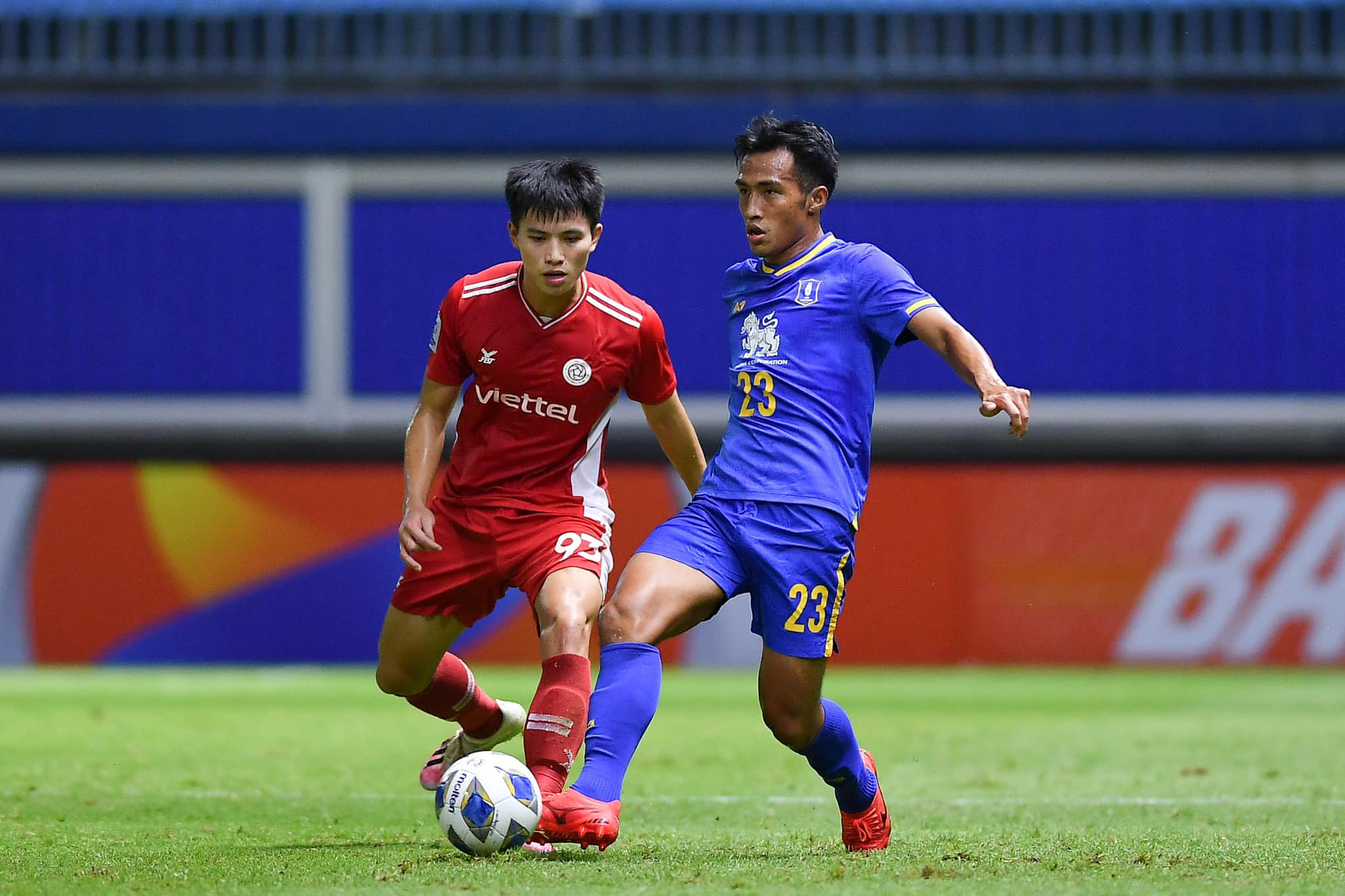 Ăn mừng quá khích, CĐV Thái Lan &quot;tấn công&quot; trang chủ Viettel FC - Ảnh 1.