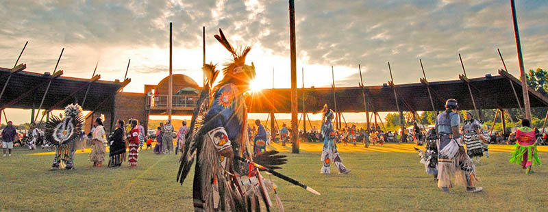 Mỹ: Đàn ông đa thê bộ lạc Sioux nổi tiếng với “thuốc tình yêu” và hôn lễ “quấn chăn” - Ảnh 4.