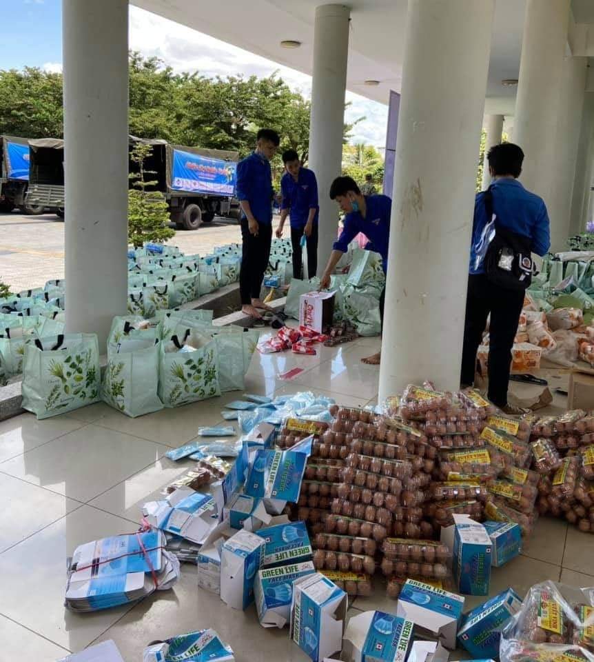 Đà Nẵng: 1.400 suất quà yêu thương đến tận tay các gia đình khó khăn do ảnh hưởng Covid-19 - Ảnh 6.