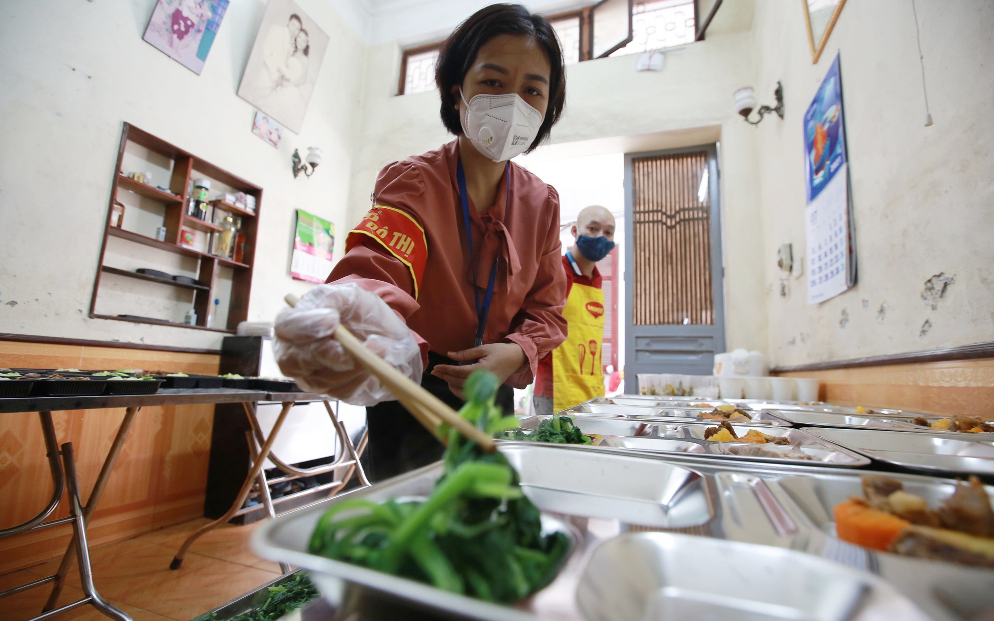 Hà Nội: Những suất cơm trưa nghĩa tình gửi đến lực lượng chốt trực phòng chống dịch Covid-19