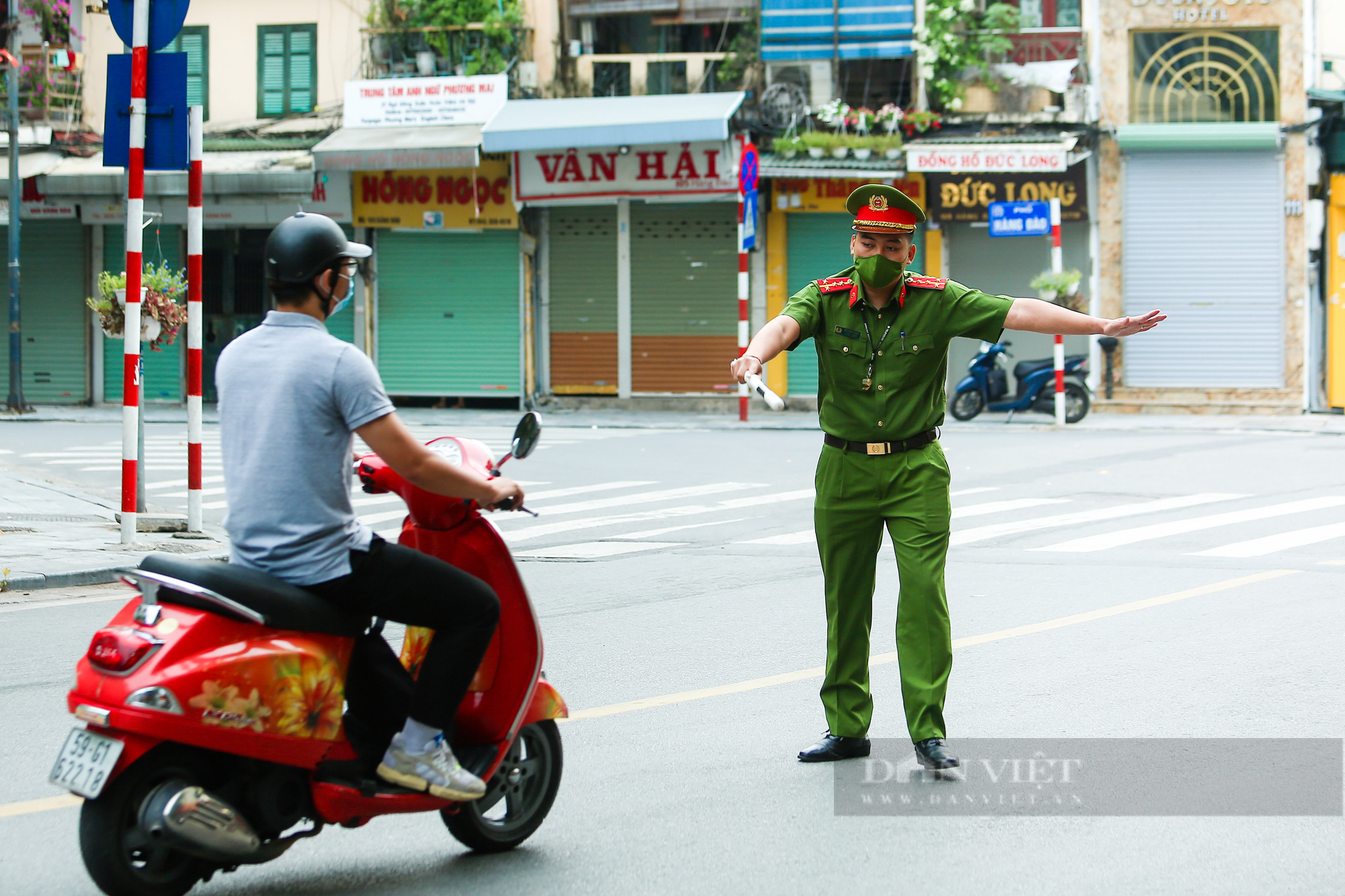 Tin hot Hà Nội hôm nay 30/7: Nên thí điểm cách ly F1 ở nhà; Bị nhắc đeo khẩu trang cụ ông đánh công an - Ảnh 6.