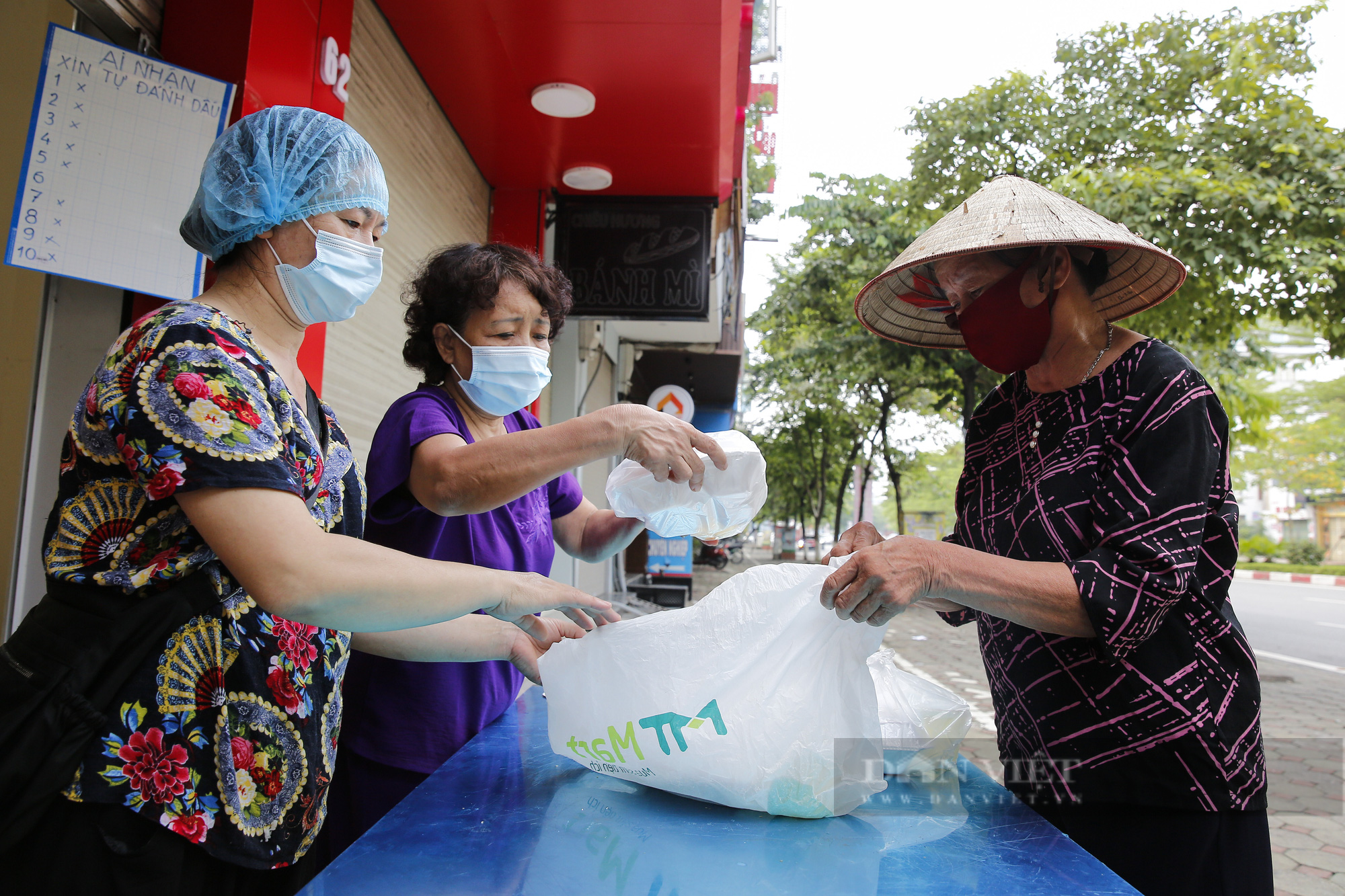 Theo chân những người &quot;nhường cơm, sẻ áo&quot; trong mùa dịch Covid-19 tại Hà Nội - Ảnh 8.