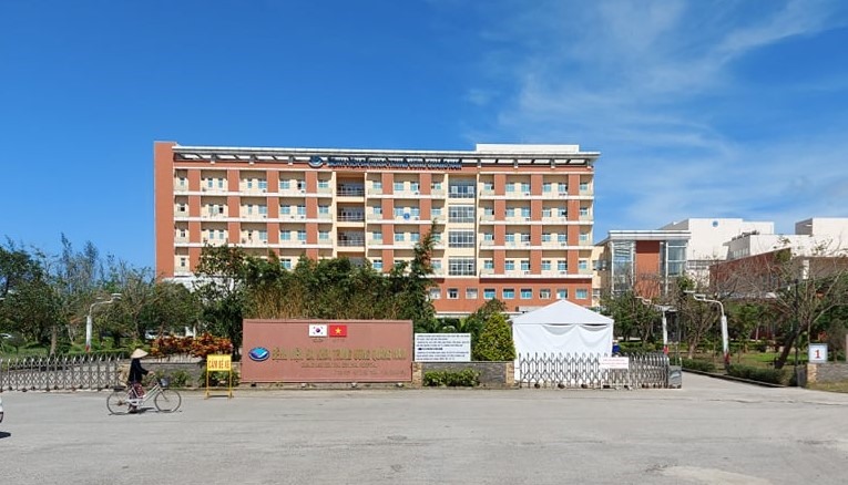 Quảng Nam: 3 bác sĩ và điều dưỡng Bệnh viện Trung ương Quảng Nam dương tính với SARS-CoV-2 - Ảnh 1.
