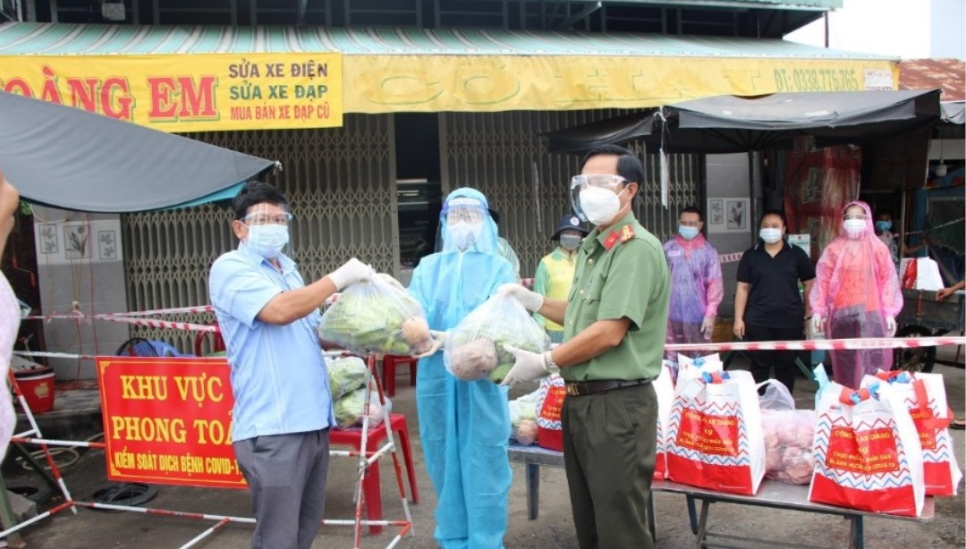 An Giang: Trao 1.500 phần quà cho người dân gặp khó khăn ở các khu vực bị phong tỏa - Ảnh 5.