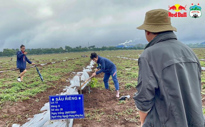 Tranh thủ thời gian rảnh, Công Phượng, Văn Toàn, Xuân Trường, Tuấn Anh tất bật đi... trồng sầu riêng
 - Ảnh 10.