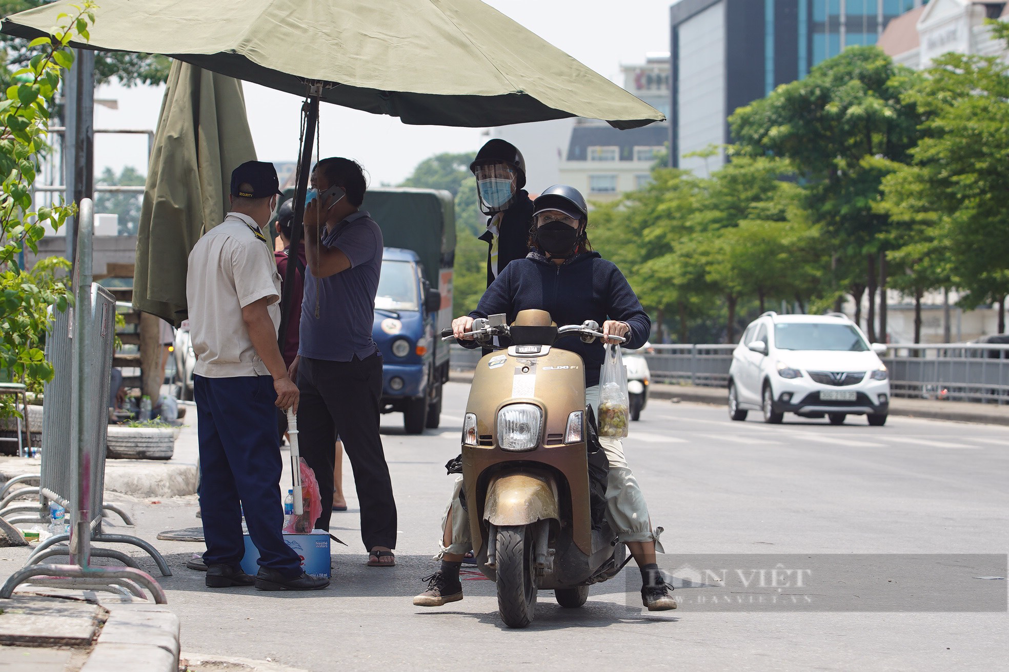 Hà Nội: Cách ly y tế 14 ngày một phường của quận Hoàn Kiếm sau khi nam dân quân chốt phong toả nhiễm Covid-19 - Ảnh 2.