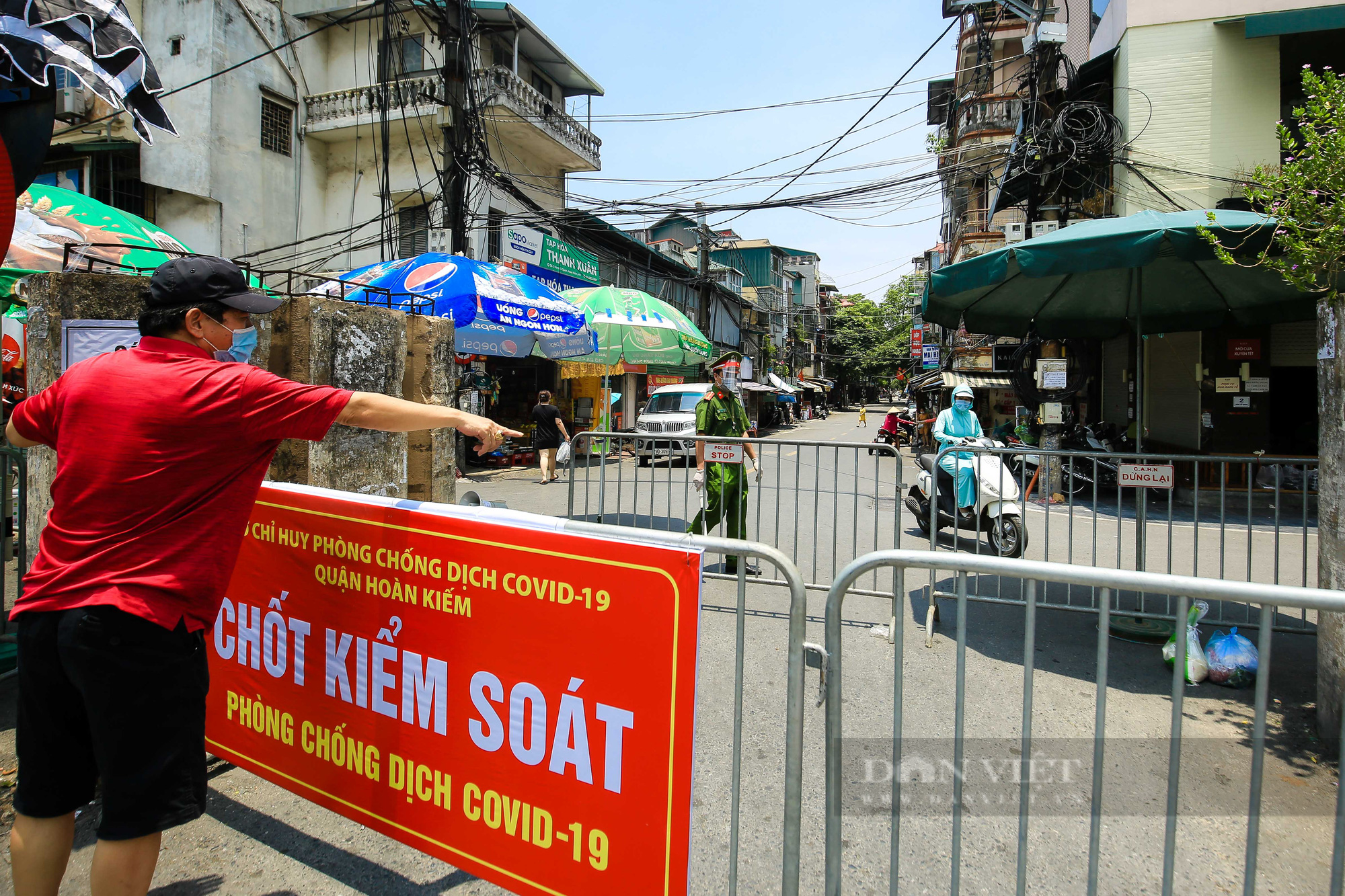 Rựng rào phong toả cách ly tế 40.000 dân thuộc phường Chương Dương của Hà Nội - Ảnh 5.