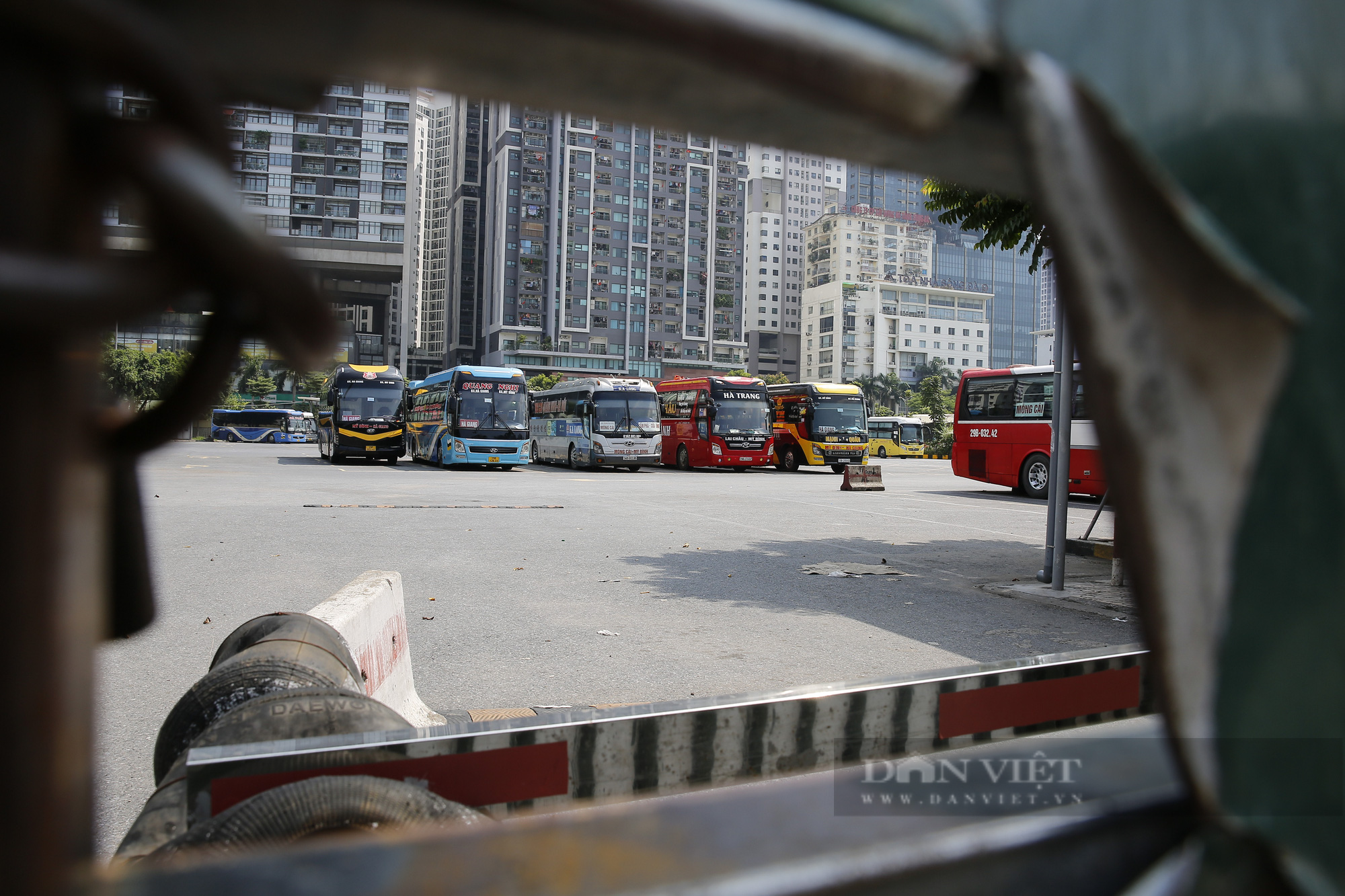 Bến xe tại Hà Nội vắng lặng, nhiều xe khách phải nằm &quot;dãi nắng dầm sương&quot; - Ảnh 6.