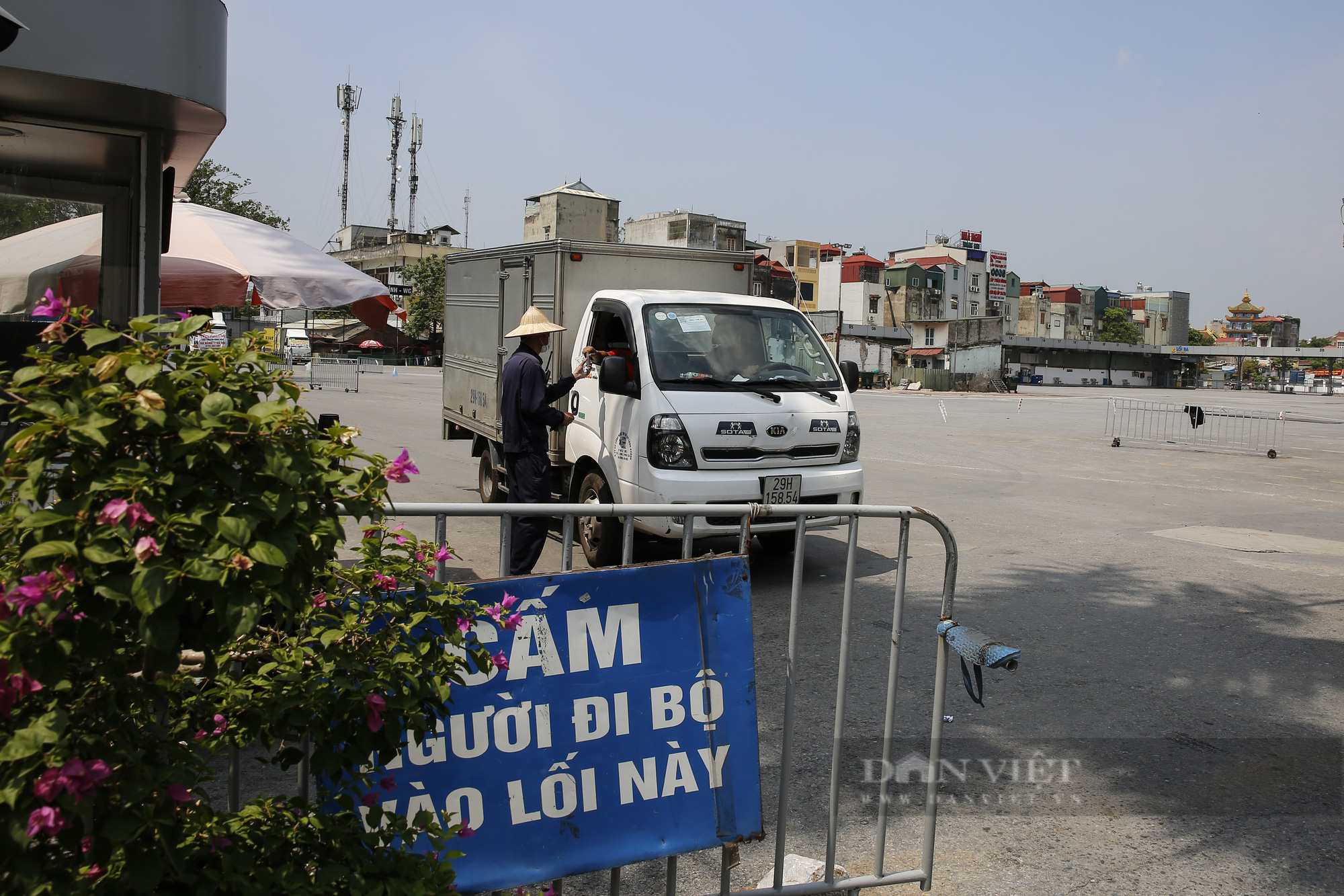 Bến xe tại Hà Nội vắng lặng, nhiều xe khách phải nằm &quot;dãi nắng dầm sương&quot; - Ảnh 9.