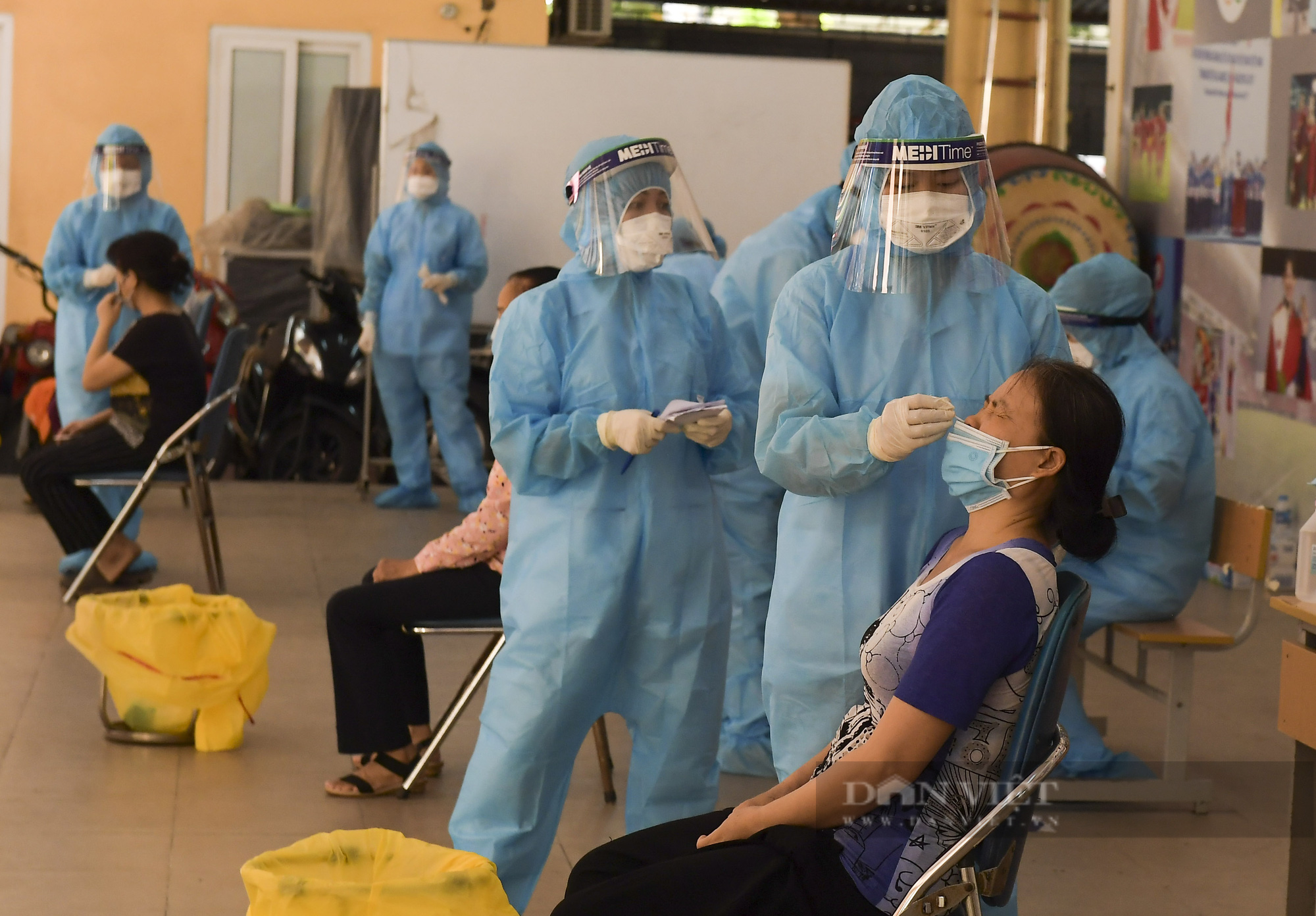 Hà Nội: Thần tốc xét nghiệm Covid-19 cho hàng nghìn người dân gần Bệnh viện Phổi Hà Nội - Ảnh 1.