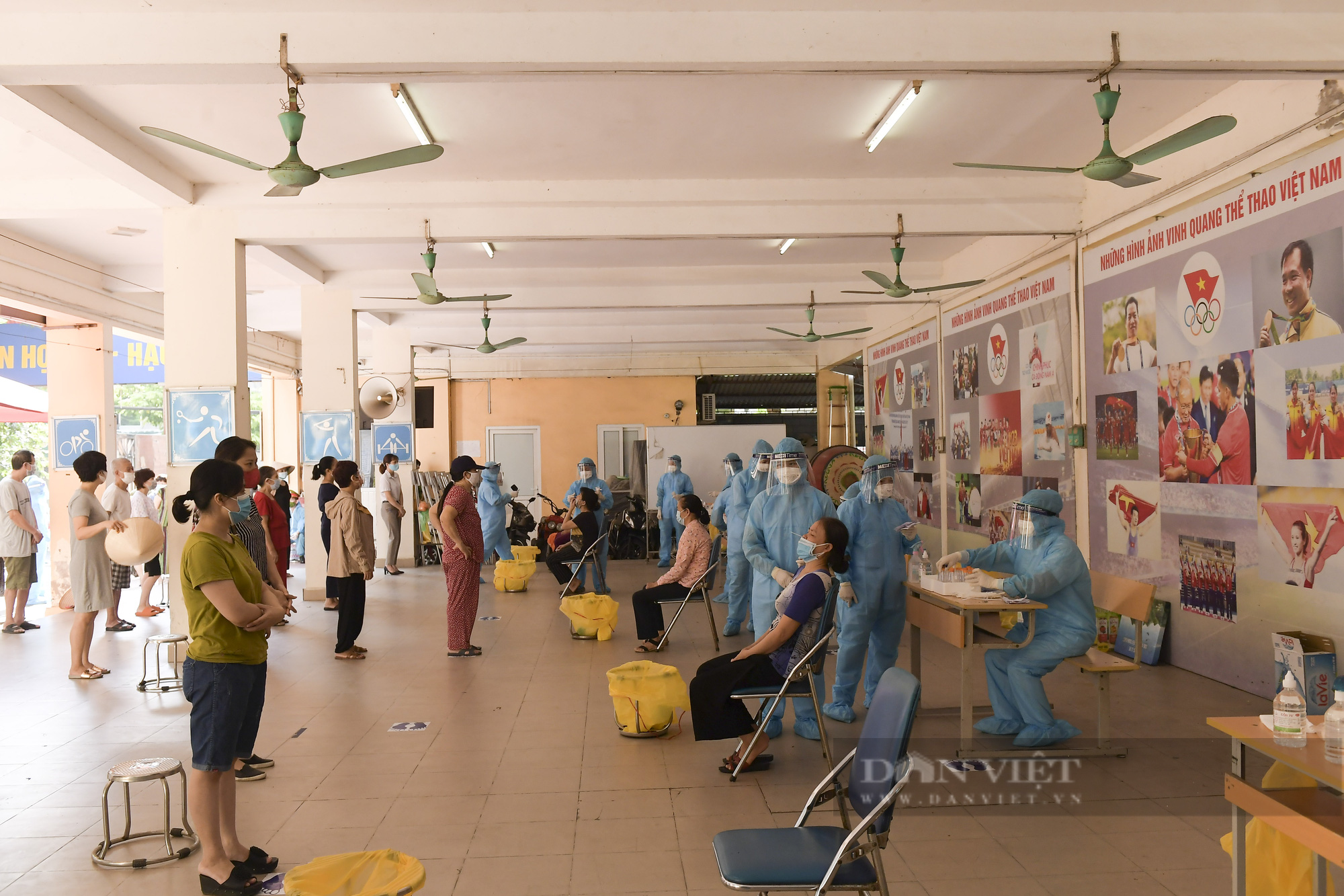 Hà Nội: Thần tốc xét nghiệm Covid-19 cho hàng nghìn người dân gần Bệnh viện Phổi Hà Nội - Ảnh 7.