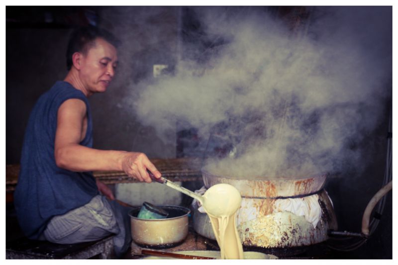 Bắc Giang: Ở ngôi làng làm ra thứ bánh đặc sản ăn giòn tan và thứ bánh để gói cái gì cũng được - Ảnh 4.