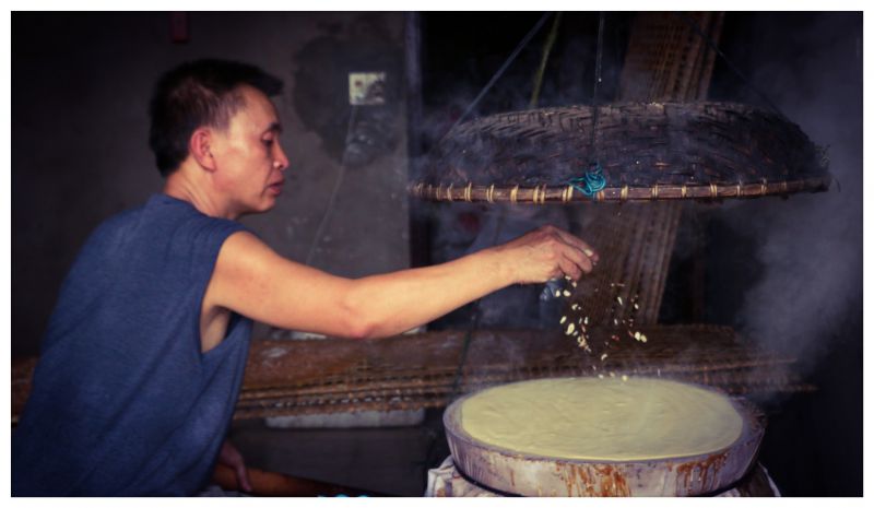 Bắc Giang: Ở ngôi làng làm ra thứ bánh đặc sản ăn giòn tan và thứ bánh để gói cái gì cũng được - Ảnh 1.