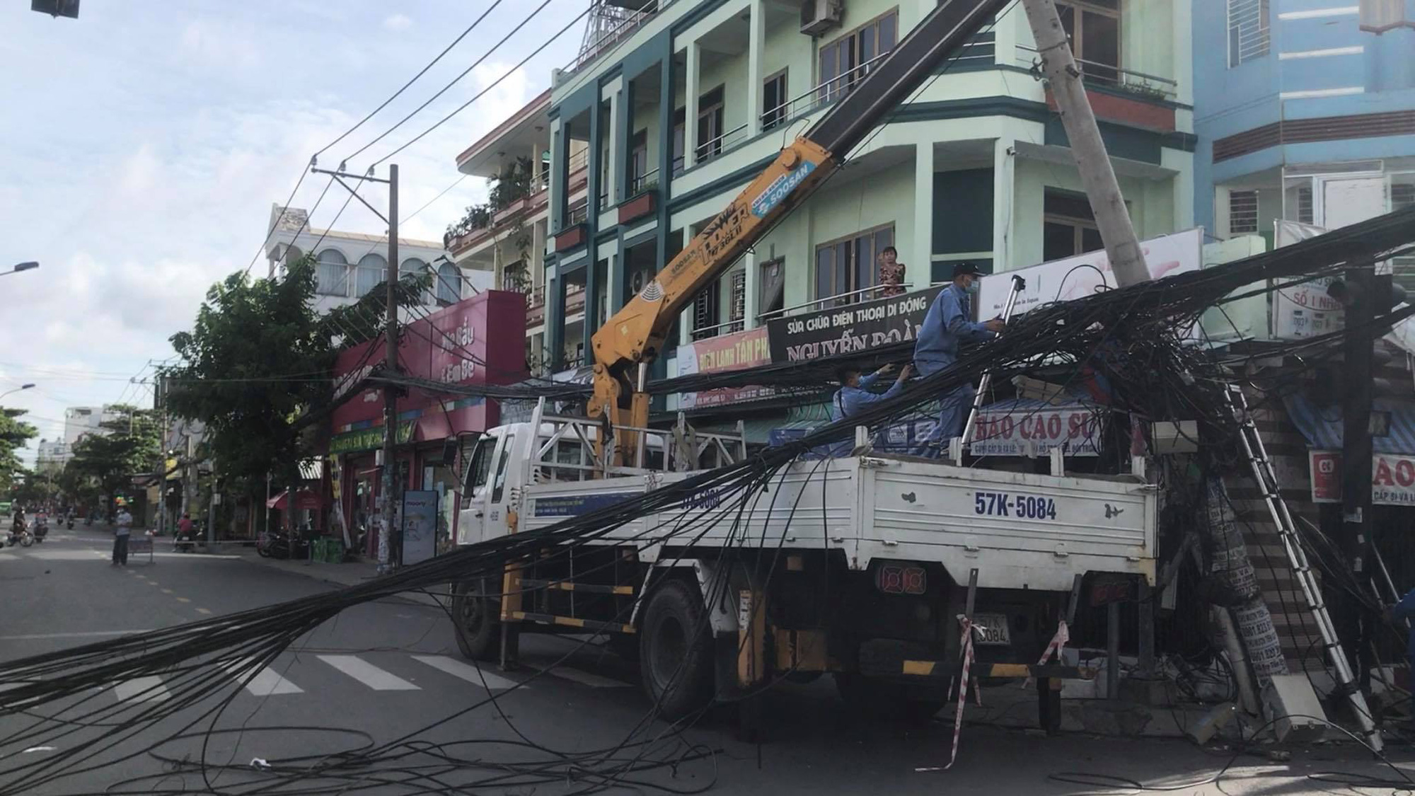 TP.HCM: Thùng container bị vướng, quật ngã hàng loạt trụ điện trên đường   - Ảnh 2.