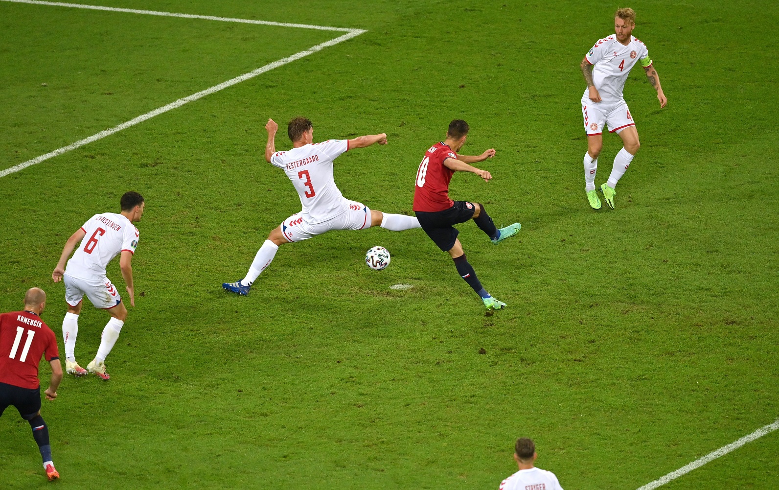 Tiền đạo CH Czech san bằng thành tích của Ronaldo ở Euro 2020 - Ảnh 1.