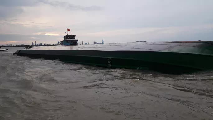 CLIP: Sà lan chở hàng trăm tấn đá lật úp giữa sông Đồng Nai
