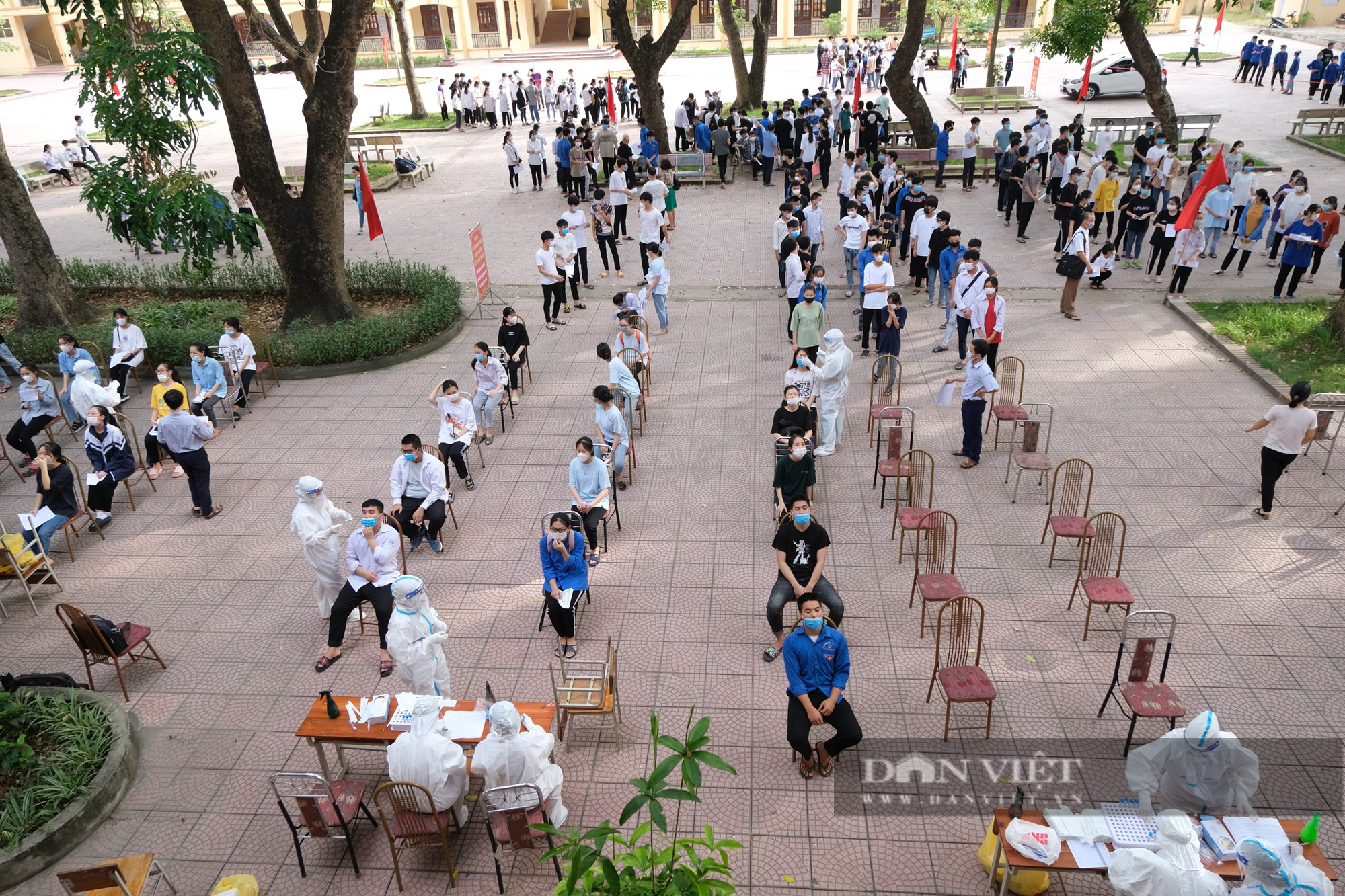 Bắc Giang: Lấy mẫu xét nghiệm Covid-19 cho giáo viên, học sinh trước kỳ thi tốt nghiệp THPT tại tâm dịch Việt Yên - Ảnh 1.