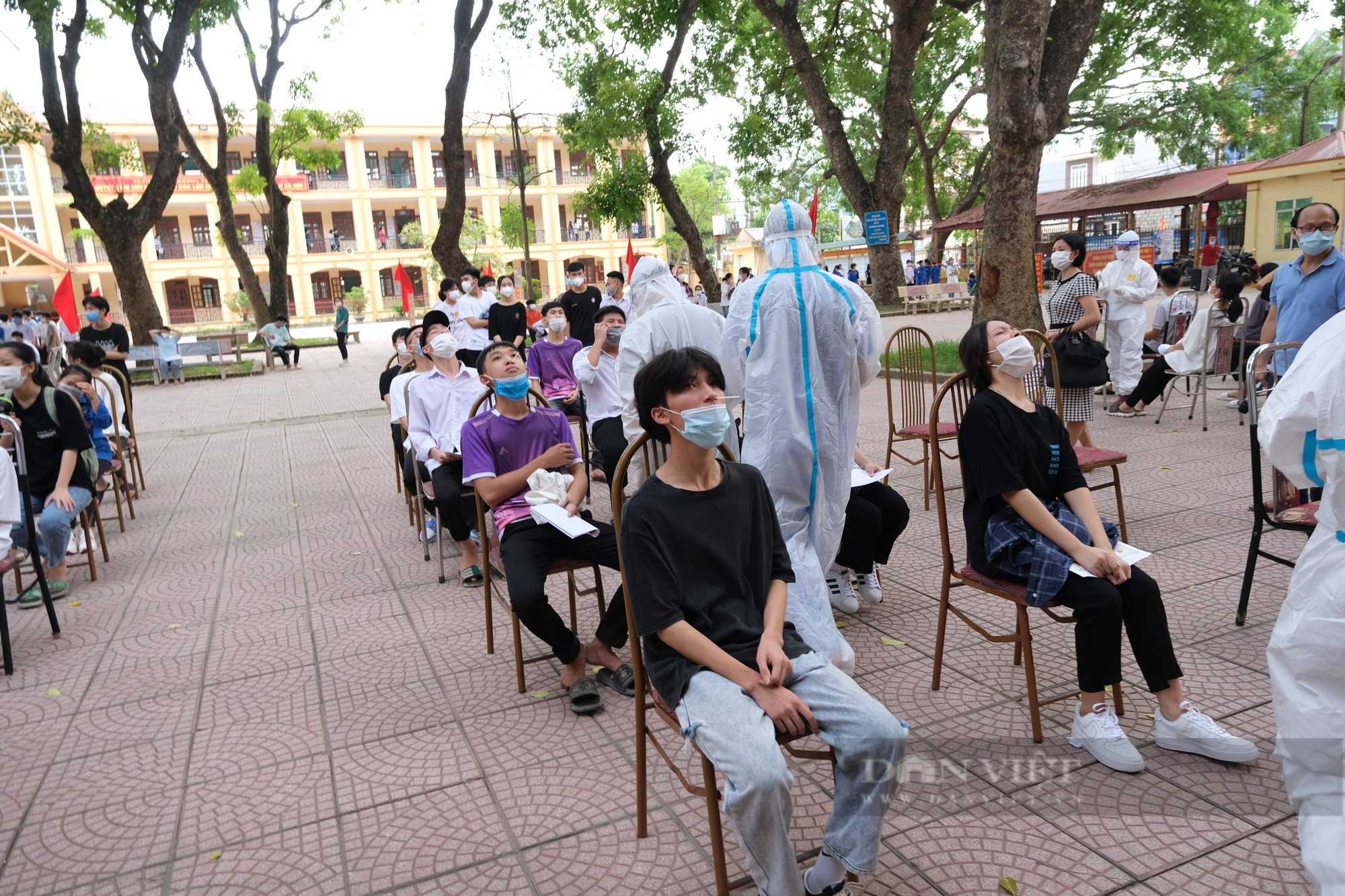 Bắc Giang: Lấy mẫu xét nghiệm Covid-19 cho giáo viên, học sinh trước kỳ thi tốt nghiệp THPT tại tâm dịch Việt Yên - Ảnh 4.