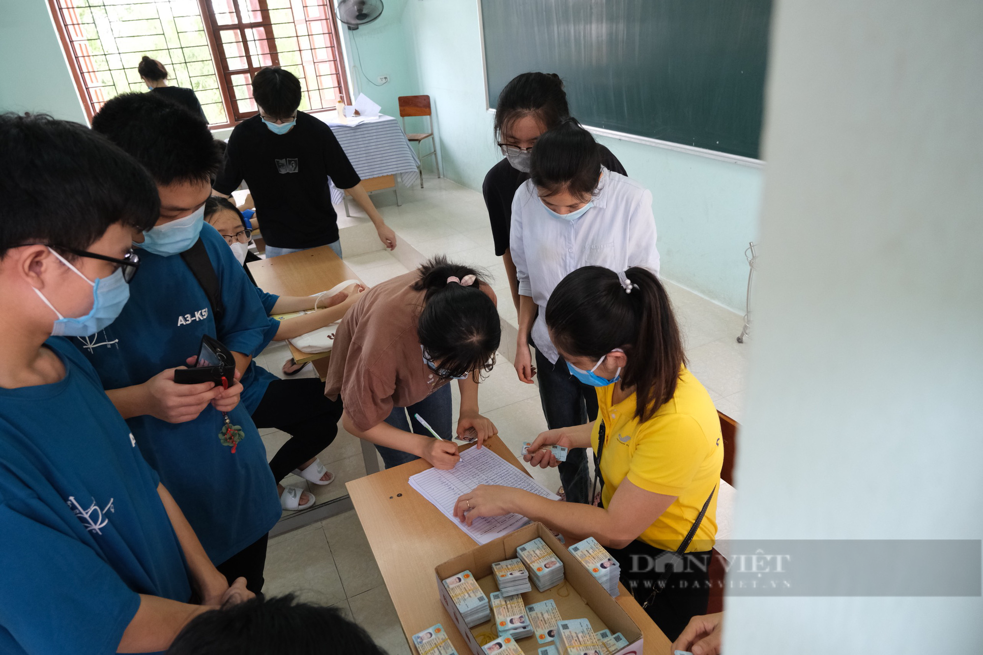 Bắc Giang: Lấy mẫu xét nghiệm Covid-19 cho giáo viên, học sinh trước kỳ thi tốt nghiệp THPT tại tâm dịch Việt Yên - Ảnh 14.