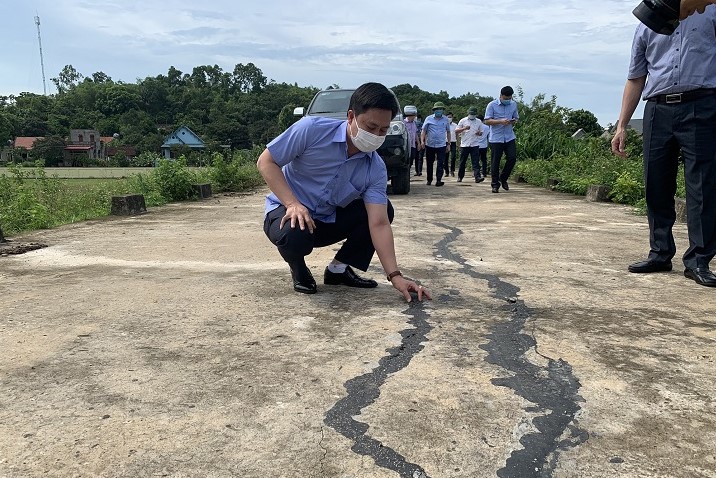 Phó Chủ tịch UBND tỉnh Thanh Hóa kiểm tra, chỉ đạo khắc phục sự cố nứt mặt đê sông Bưởi - Ảnh 2.