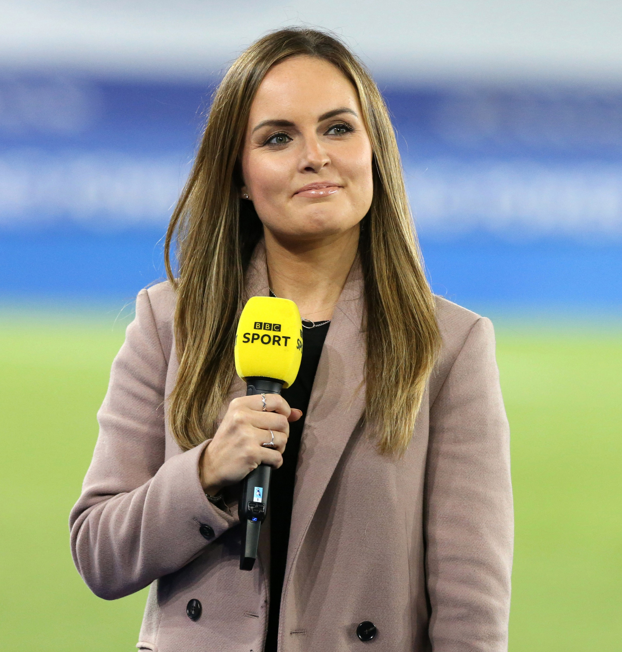 Nữ phóng viên xinh đẹp, tài năng thu hút sự chú ý của người hâm mộ tại Euro 2020 - Ảnh 1.