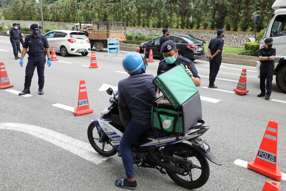 Cảnh sát Malaysia bồng súng, dùng dây thép gai để kiểm soát di chuyển vì Covid-19 - Ảnh 5.