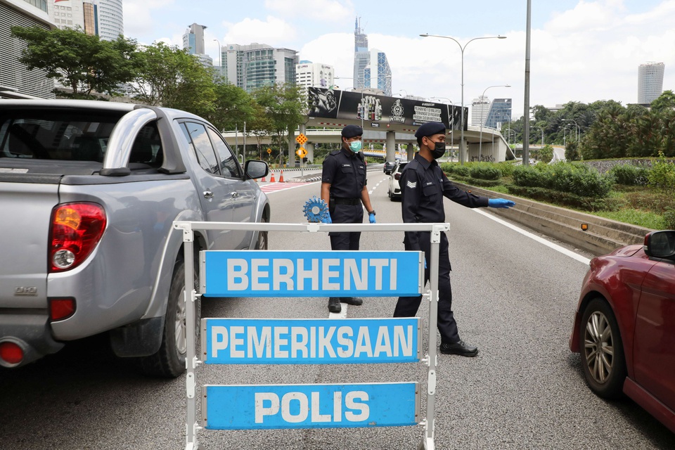 Cảnh sát Malaysia bồng súng, dùng dây thép gai để kiểm soát di chuyển vì Covid-19 - Ảnh 6.