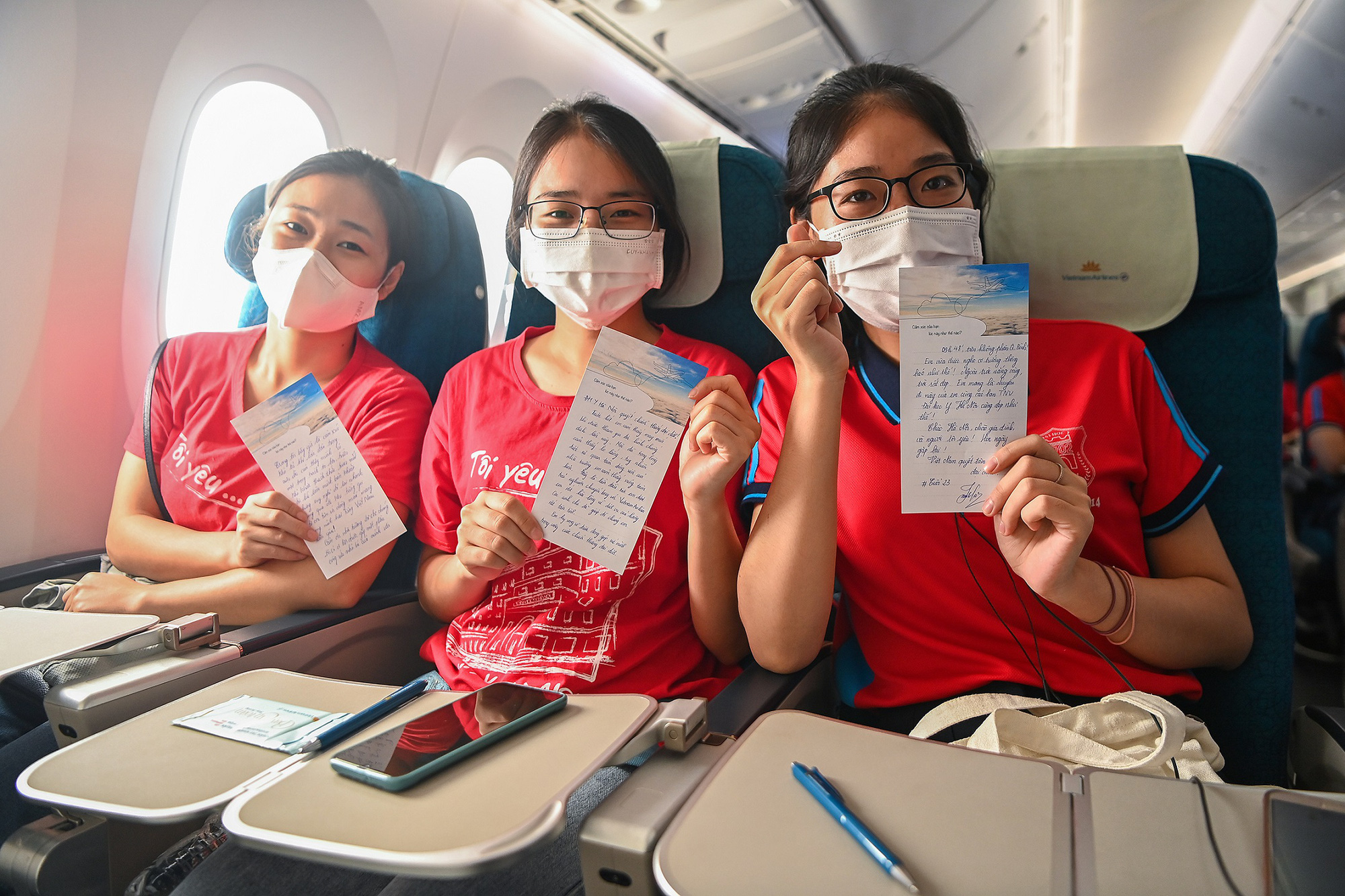 Chuyến bay Vietnam Airlines chở 350 cán bộ, giảng viên và sinh viên có gì đặc biệt? - Ảnh 7.