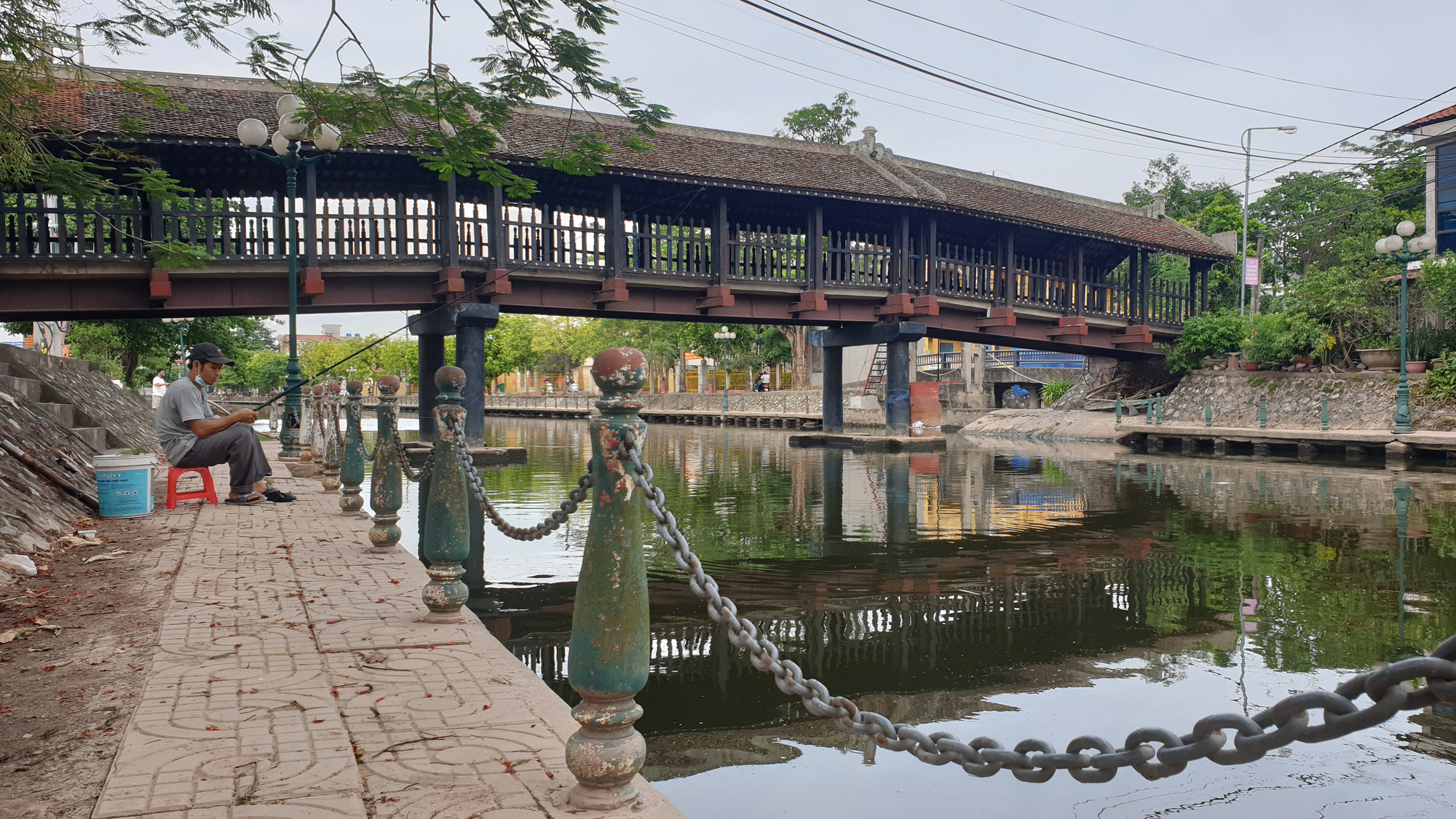 Ninh Bình: Chiêm ngưỡng cây cầu ngói hơn 100 năm tuổi, một trong 5 cây cầu ngói cổ đẹp nhất Việt Nam.  - Ảnh 2.
