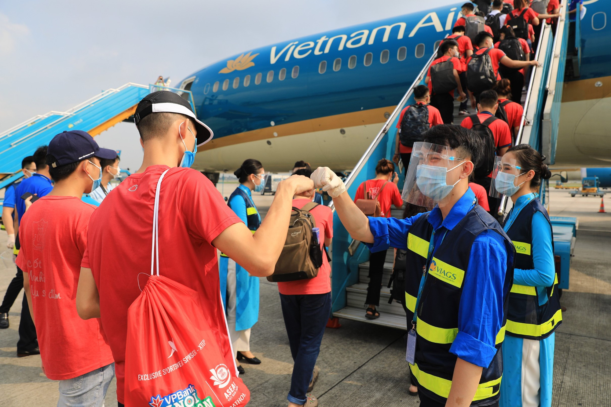 Chuyến bay Vietnam Airlines chở 350 cán bộ, giảng viên và sinh viên có gì đặc biệt? - Ảnh 2.