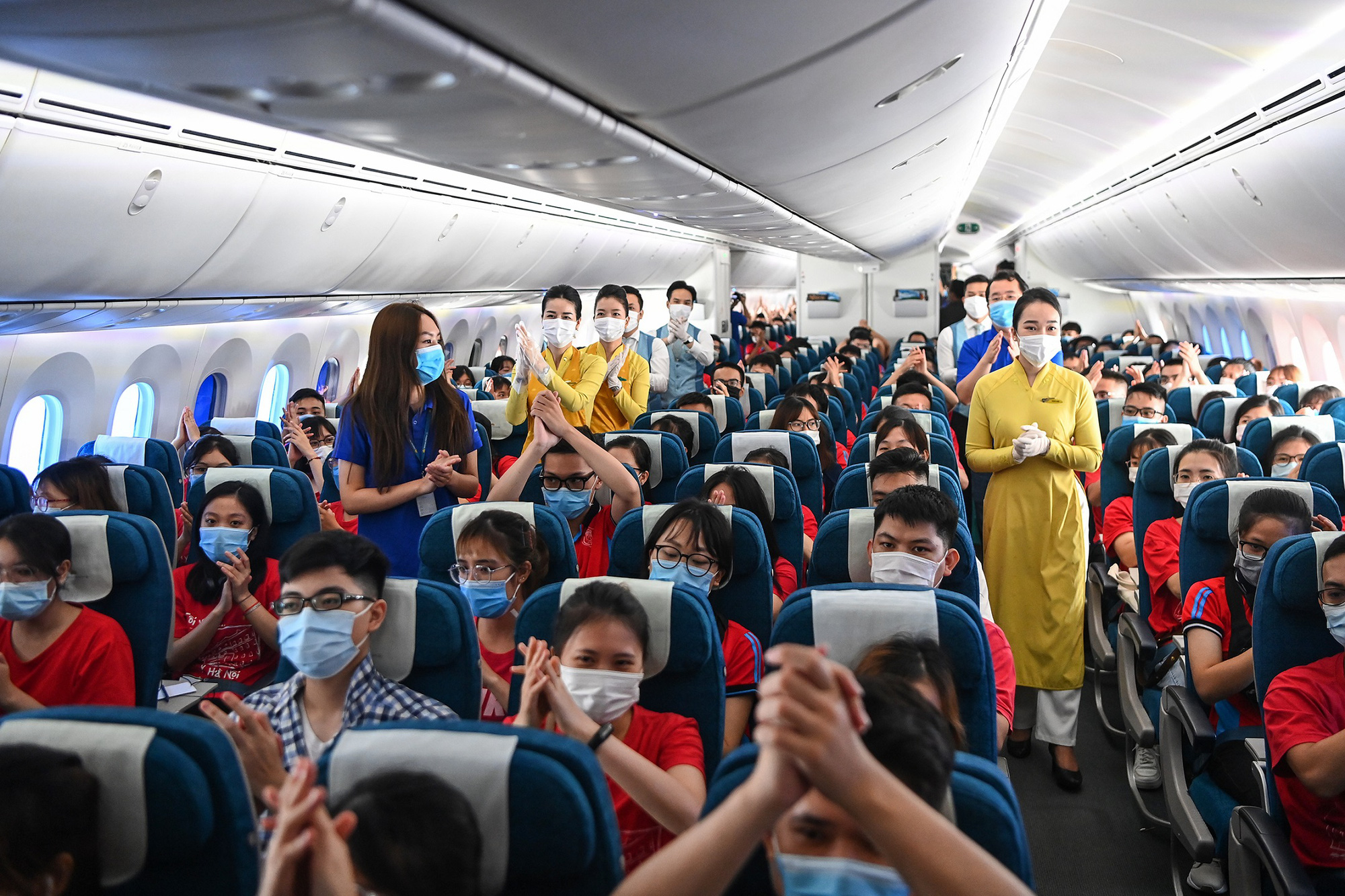 Chuyến bay Vietnam Airlines chở 350 cán bộ, giảng viên và sinh viên có gì đặc biệt? - Ảnh 4.