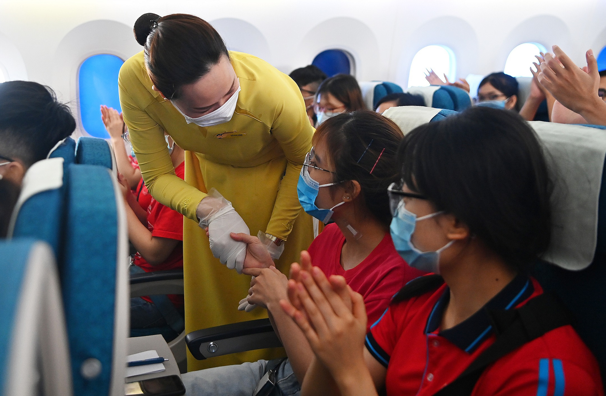 Chuyến bay Vietnam Airlines chở 350 cán bộ, giảng viên và sinh viên có gì đặc biệt? - Ảnh 5.
