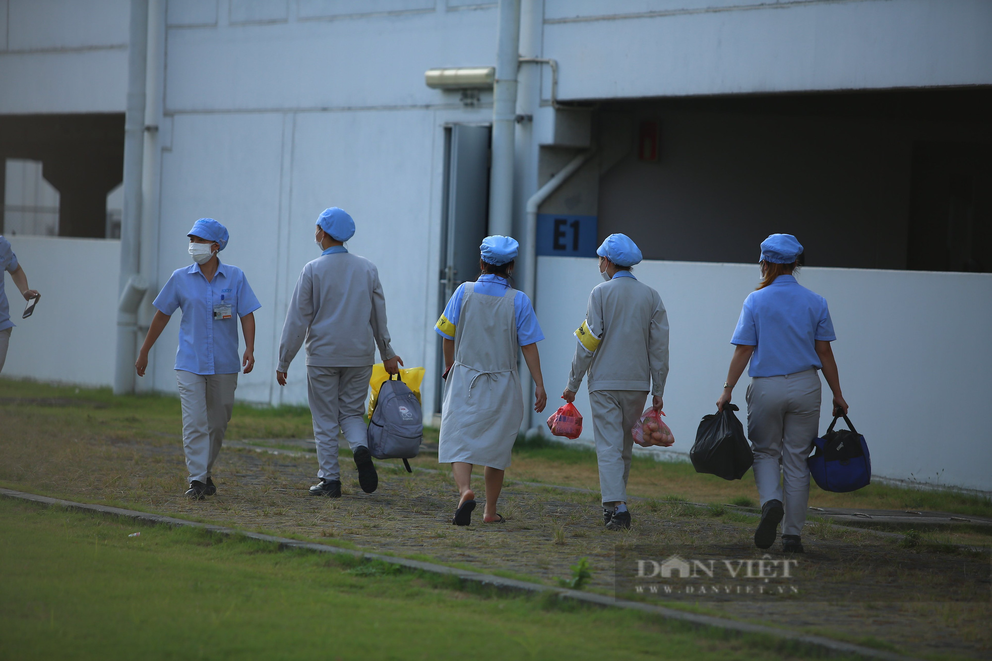 Người thân tiếp tế cho 1.500 công nhân qua hàng rào khi 3 bảo vệ KCN Thăng Long dương tính SARS-CoV-2 - Ảnh 5.