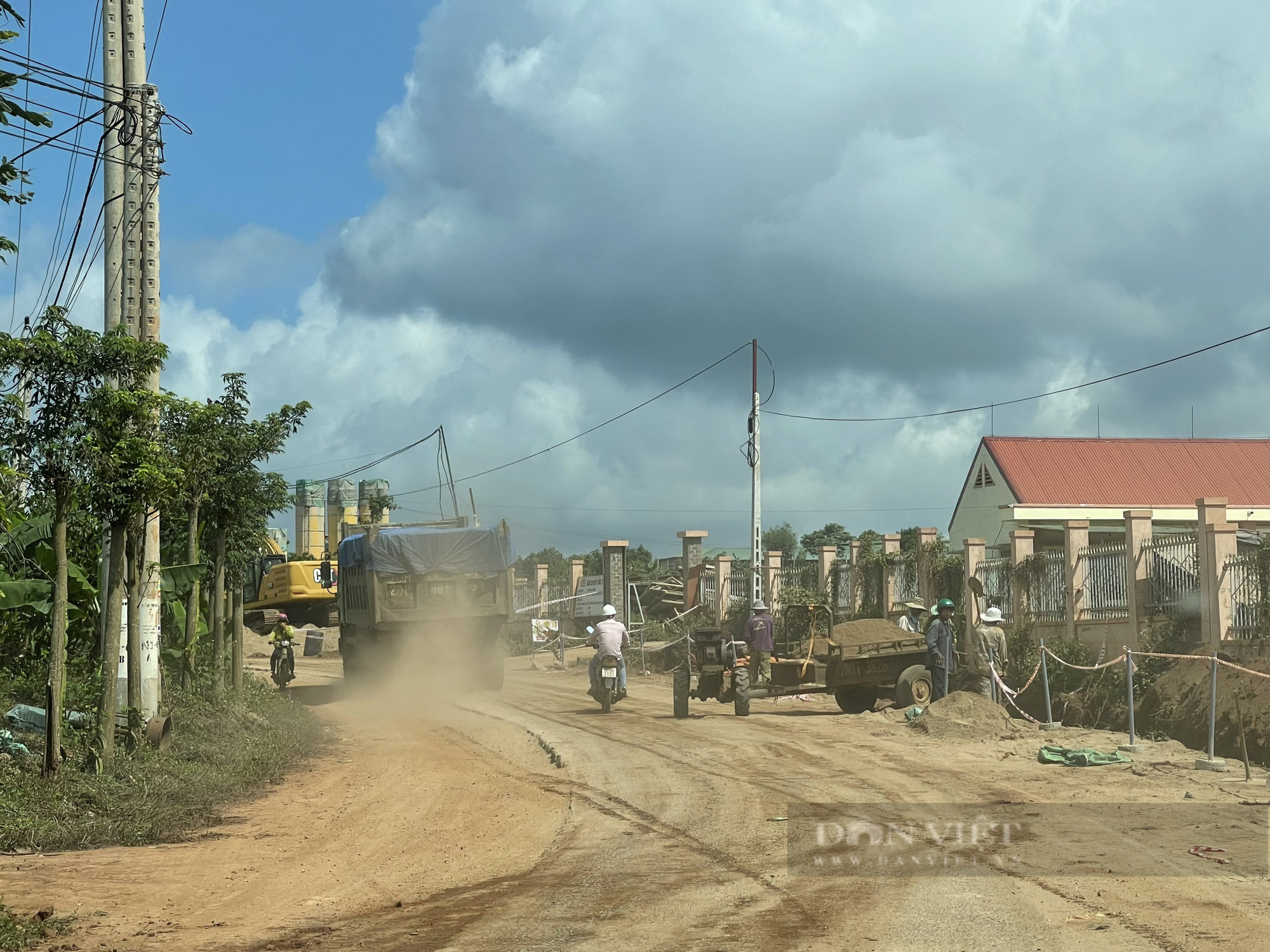 Đắk Lắk: Lấy sân bóng của dân làm trạm trộn bê tông còn xả thải ra môi trường - Ảnh 4.