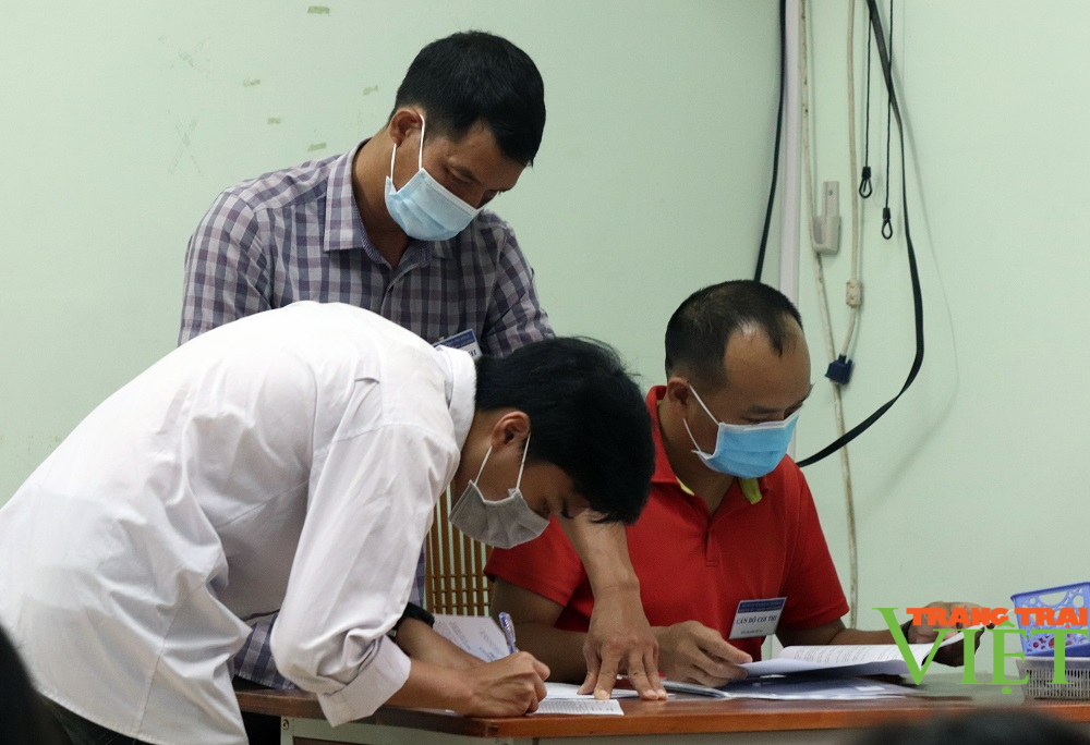 Thành phố Sơn La: Hơn 2.000 thí sinh làm thủ tục dự thi tốt nghiệp THPT - Ảnh 6.