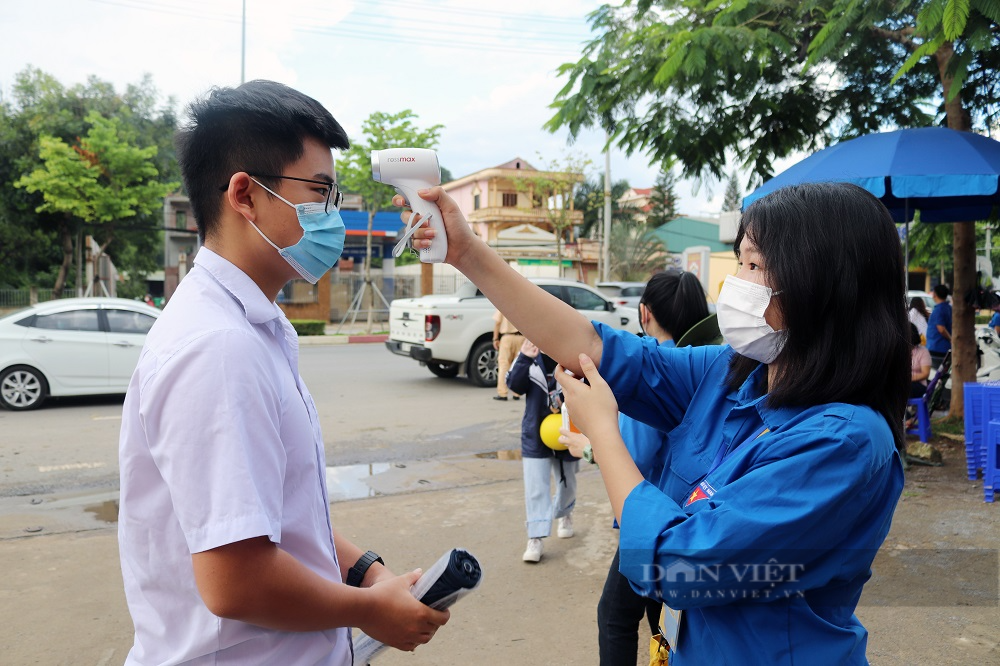 Sơn La: Các thí sinh vượt mưa đến làm thủ tục dự thi tốt nghiệp THPT - Ảnh 1.
