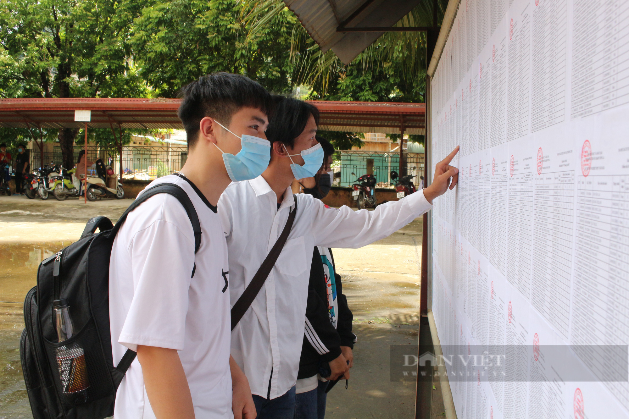 Sơn La: Các thí sinh vượt mưa đến làm thủ tục dự thi tốt nghiệp THPT - Ảnh 4.