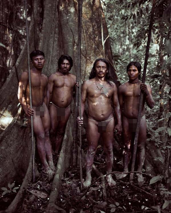Ecuador: Bộ tộc có bàn chân biến dạng với thời trang kiểu Adam và Eva - Ảnh 3.