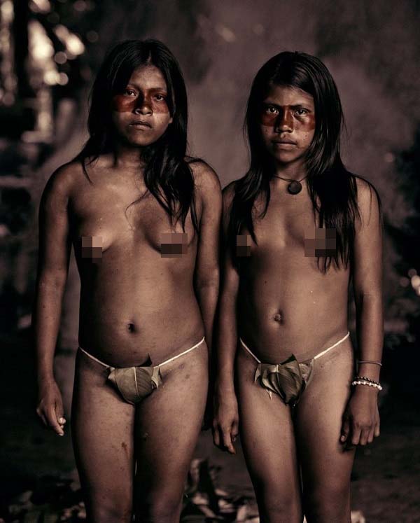 Ecuador: Bộ tộc có bàn chân biến dạng với thời trang kiểu Adam và Eva - Ảnh 6.