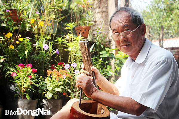 Đồng Nai: Phục lăn tài ông nông dân đục đẽo trái dừa thành bình ủ trà bắt mắt, trông rất &quot;ngầu&quot; - Ảnh 3.