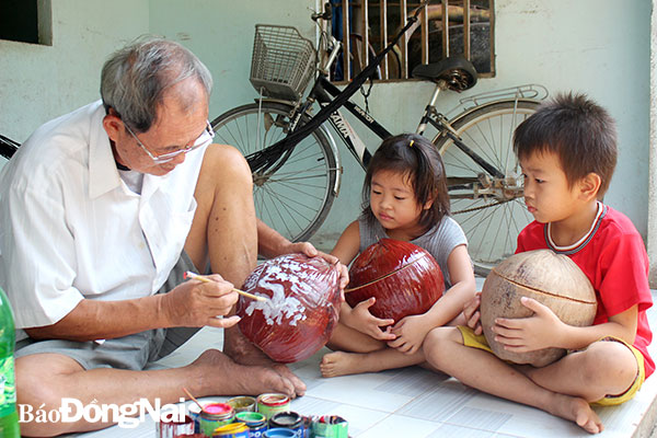 Đồng Nai: Phục lăn tài ông nông dân đục đẽo trái dừa thành bình ủ trà bắt mắt, trông rất &quot;ngầu&quot; - Ảnh 4.