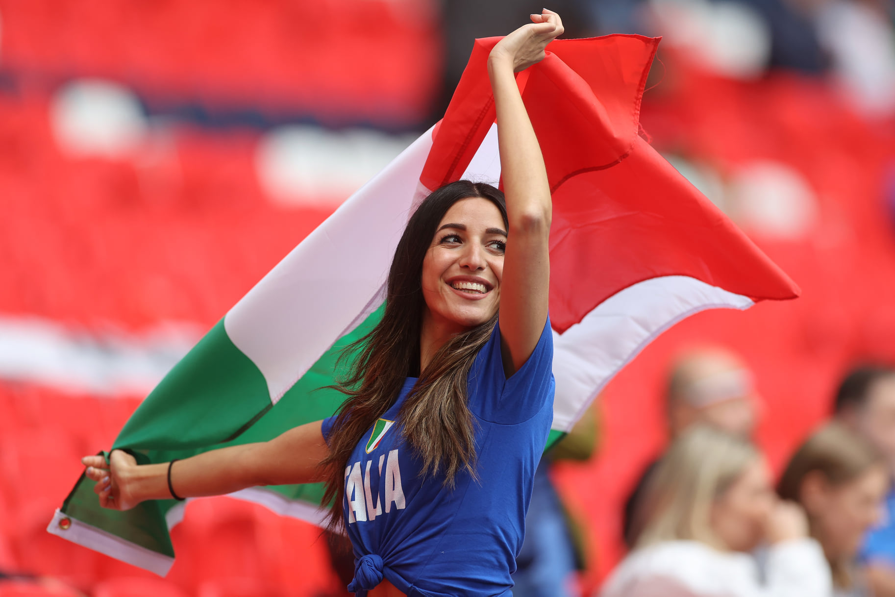 Những hình ảnh cuồng nhiệt của CĐV Italia trước trận &quot;thư hùng&quot; gặp Tây Ban Nha - Ảnh 1.