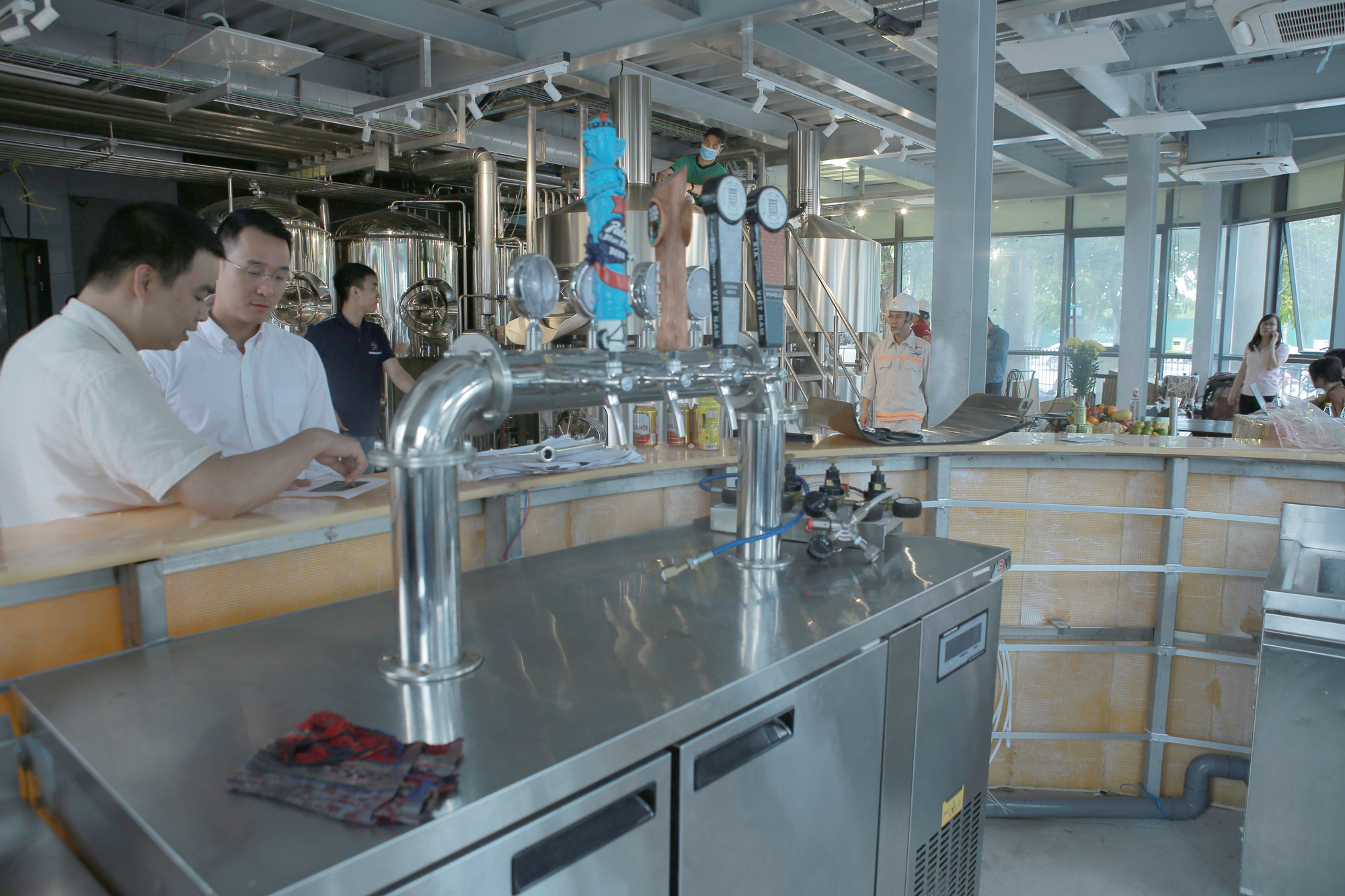 Đại học đầu tiên ứng dụng mô hình bia thủ công vào đào tạo ngành Công nghệ thực phẩm - Ảnh 2.
