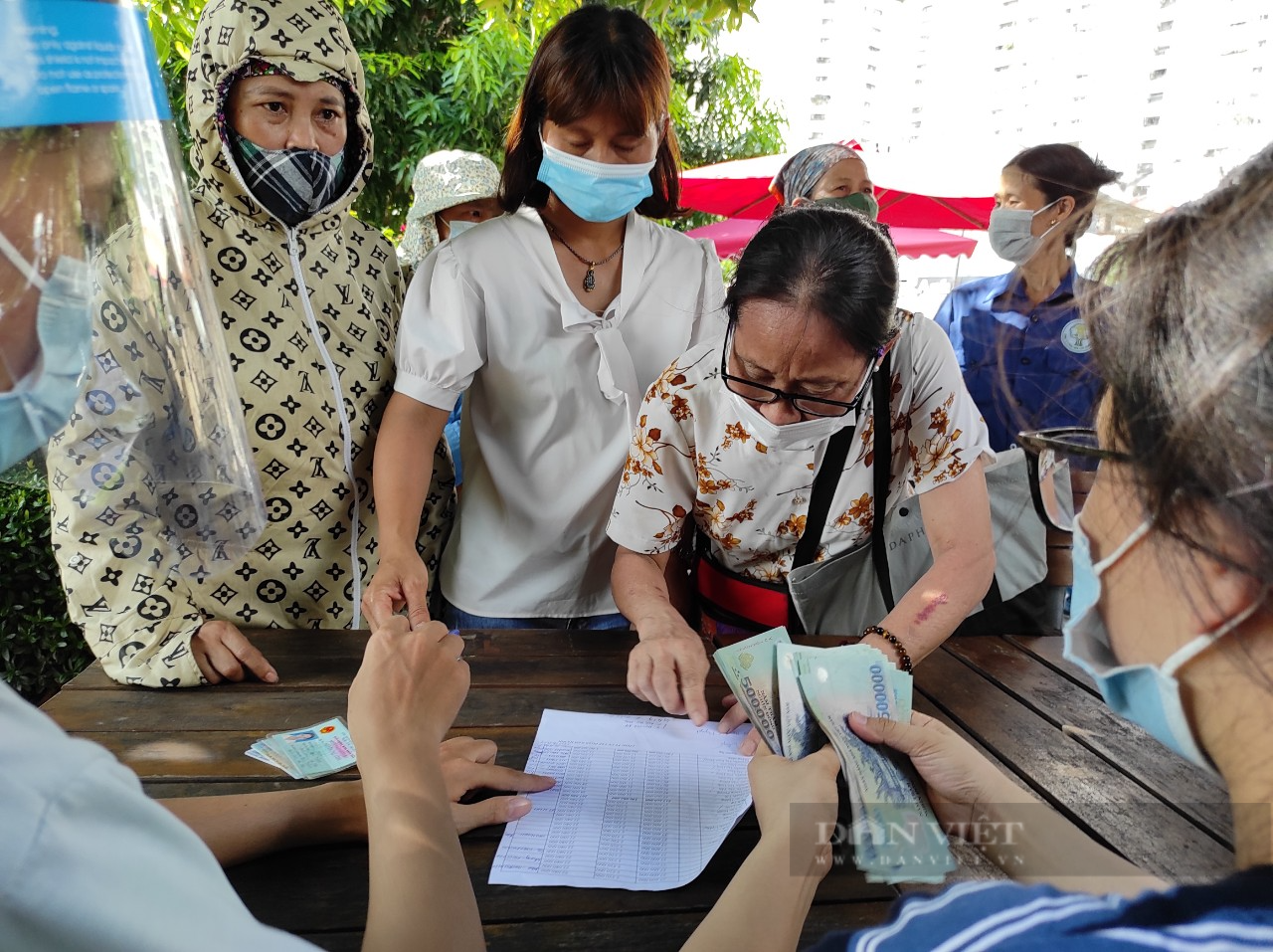 Tranh cãi &quot;nảy lửa&quot; tại buổi &quot;cuối cùng&quot; công nhân Công ty Minh Quân nhận lương bị nợ  - Ảnh 3.