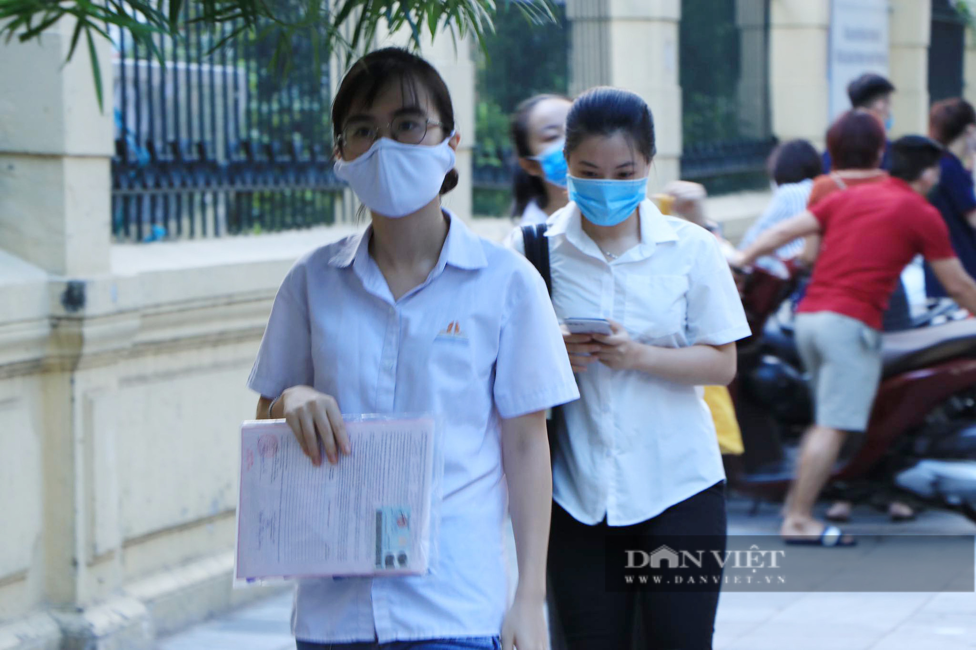 Điểm thi tốt nghiệp THPT đông nhất Hà Nội: Thí sinh có mặt tại từ sáng sớm - Ảnh 3.