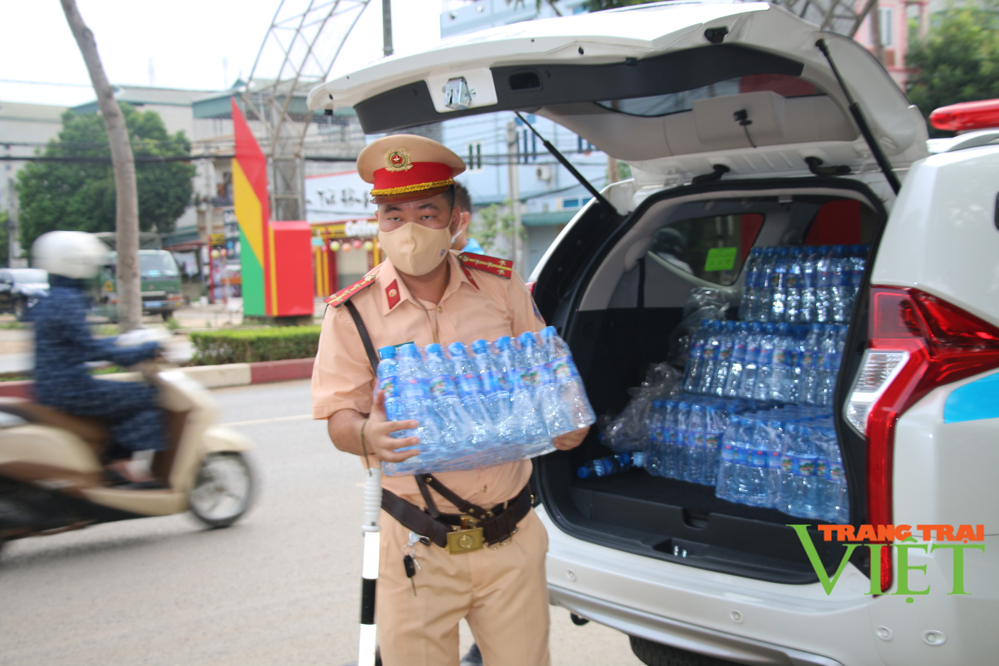 Chùm ảnh: Lực lượng cảnh sát giao thông phát nước lọc miễn phí, hỗ trợ các thí sinh thi tốt nghiệp THPT năm 2021 - Ảnh 2.