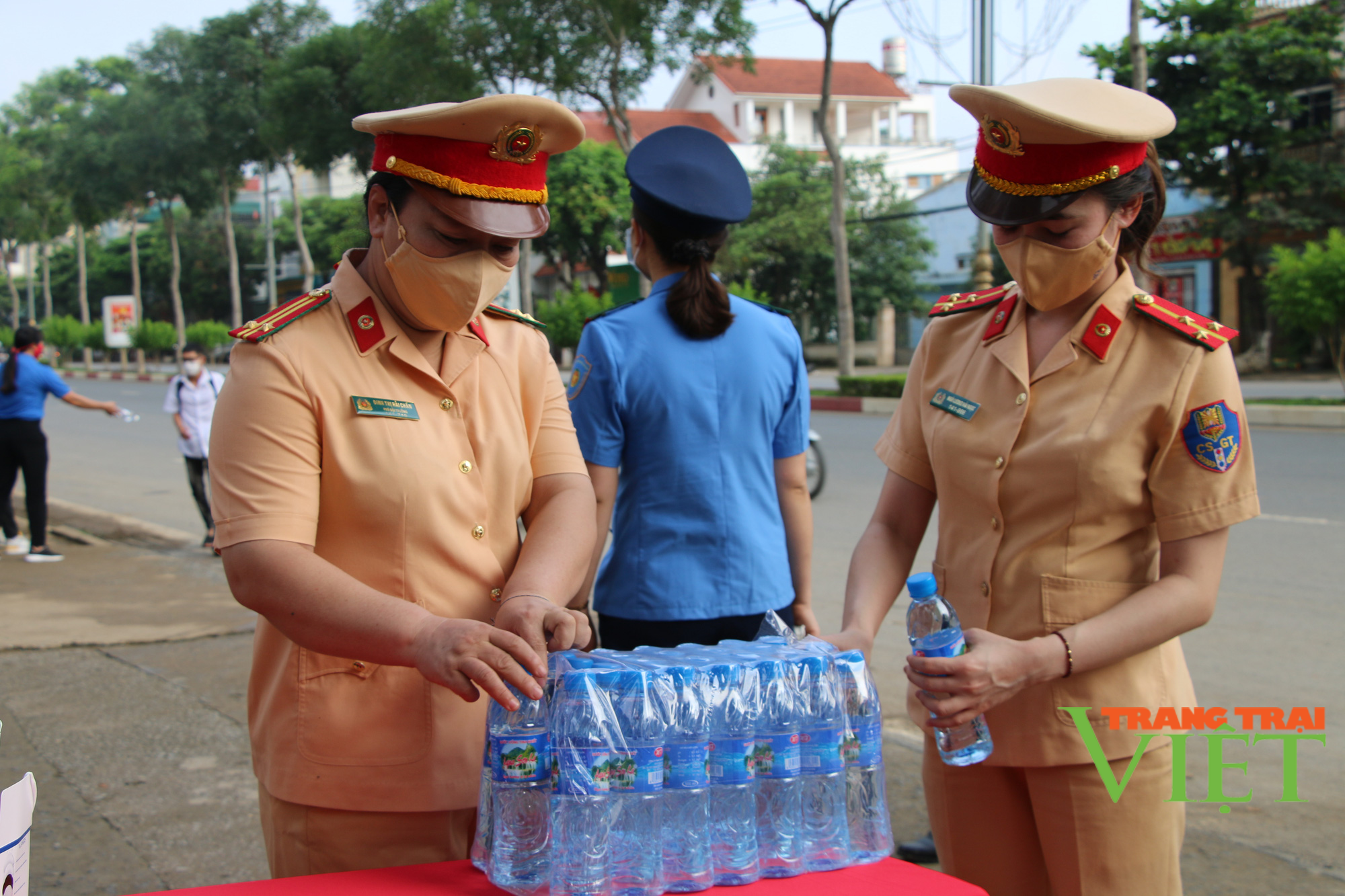 Chùm ảnh: Lực lượng cảnh sát giao thông phát nước lọc miễn phí, hỗ trợ các thí sinh thi tốt nghiệp THPT năm 2021 - Ảnh 3.
